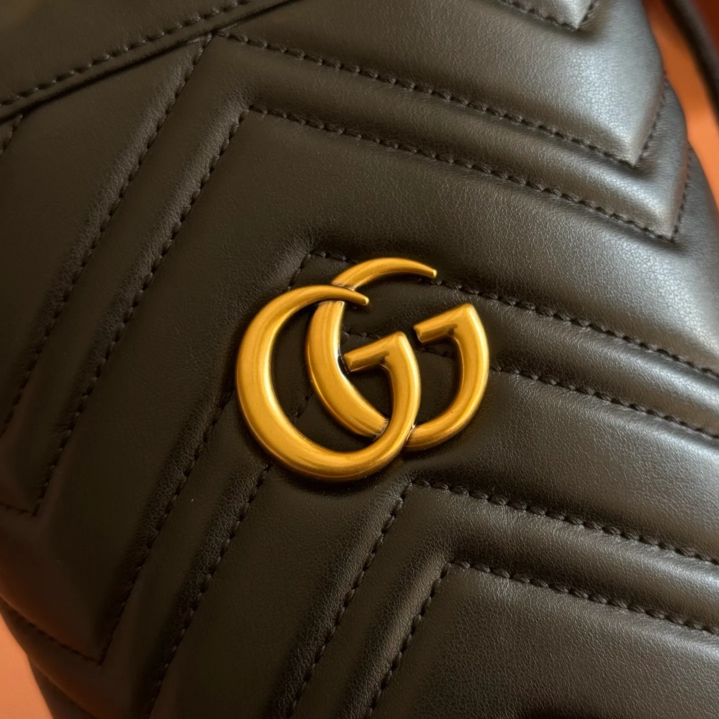 P900. 📣📣📣[Original leather accessories🌈Complete counter packaging]🔥🔥This Marmont series mini bucket bag is crafted from blue twill quilted leather, and is decorated with the brand's iconic double G monogram pattern accessories on the front, giving it a new interpretation of its outstanding look. As the symbol of the collection, the Double G accessory evolved from the belt buckle originating from the archives of the 1970s. The metal chain shoulder strap allows for a variety of carrying options, adding an elegant touch to this compact accessory. Model: 575163 Size: 17x19x10cm