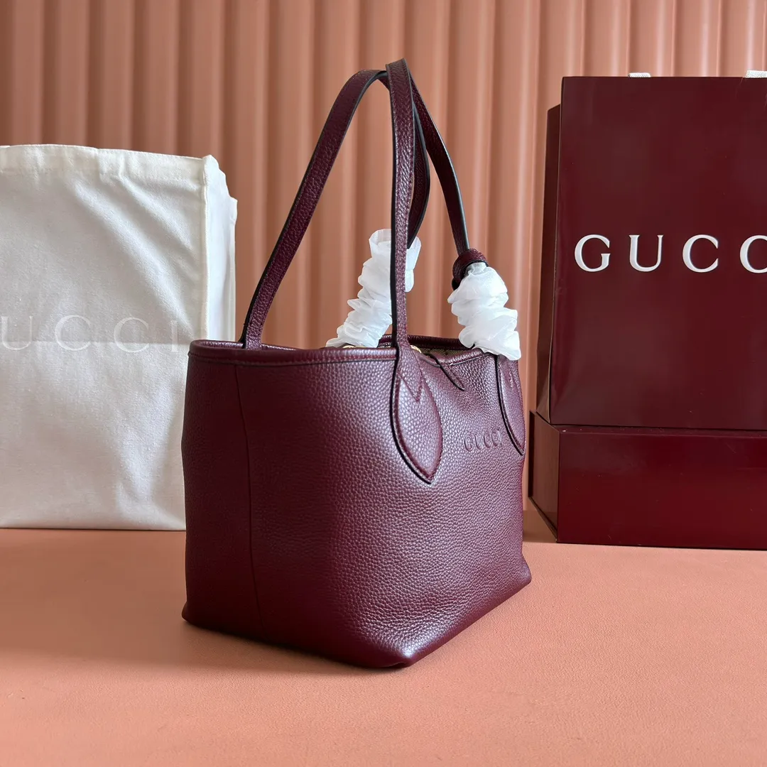 p1300. 💋💋💋【Full set of packaging at the counter】One bag, two styles, a charming interpretation of double-sided aesthetics. This Gucci Totissima tote bag is crafted from grained leather on one side and GG canvas on the other. Interpreting timeless style and functional aesthetics under the name Totissima. Black grained leather on one side, beige and dark brown GG canvas on the other Light gold-toned hardware Internal clutch: 19cm (W) x 13cm (H) Shoulder strap (22cm H) Reference number: 839124. Dimensions: 21cm (width) x 18.5cm (height) x 16cm (depth) Weight: about 0.6kg Color: apricot cloth black leather/original leather. Made in Italy