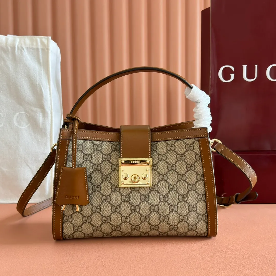 p1100💋💋💋【Original leather configuration counter complete package】The Padlock series has launched a variety of fashionable bags with various carrying methods, adding color to the 2025 early autumn series. This tote is lined with webbing, reminiscent of the brand's signature pattern. Beige and dark brown GG monogram coated fabric Brown leather trim Light gold tone hardware Red and green webbing cotton lining Interior: One zippered pocket Carry handle (10 cm height) Removable and adjustable leather shoulder strap (height: 114 cm - 124 cm; length: 55 cm - 60 cm) Padlock closure with leather keychain Ident.: 838992. Dimensions: 25.5cm (width) x 17.5cm (height) x 10cm (depth) Weight: approx. 0.6kg Color: brown pvc. Made in Italy