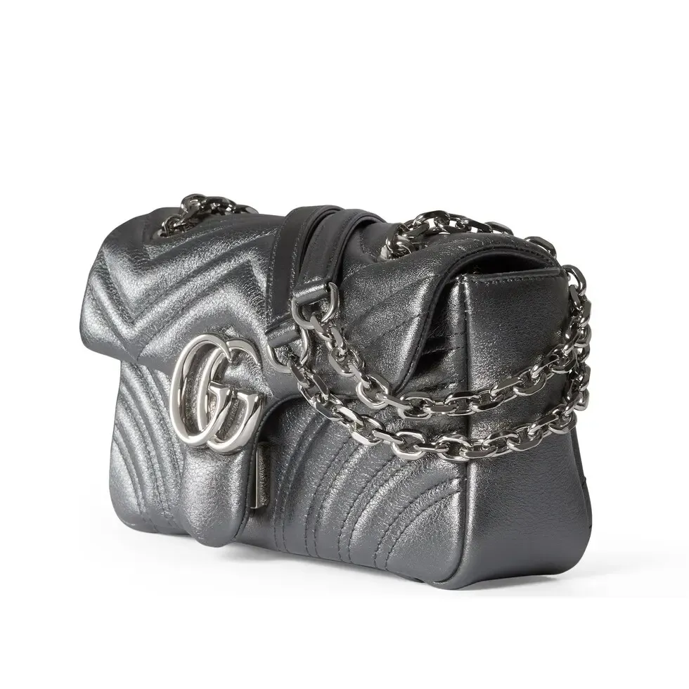 💕The brand’s iconic GG Marmont series combines Double G styling accessories, faceted chain straps and soft silhouettes, and selects gold and silver thread leather to create a shoulder bag style. Dark gray quilted V-shaped lamé leather Silver-tone hardware Black viscose lining Double G Interior: 1 open pocket Sliding chain strap that can be used as a shoulder strap (55 cm high) Spring-buckle flap Ref.: 837280. Dimensions: 22cm (width) x 12.5cm (height) x 6cm (depth) Weight: approximately 0.55kg Color: dark gray/original leather. Made in Italy