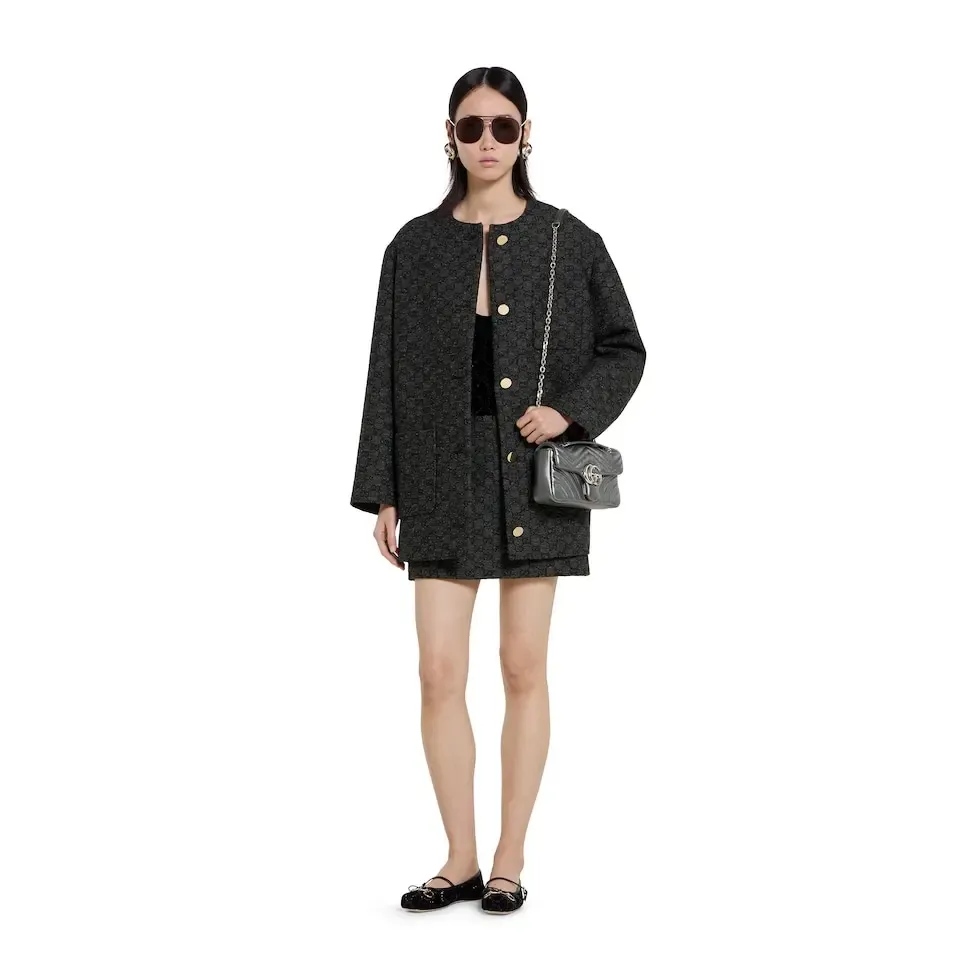 💕The brand’s iconic GG Marmont series combines Double G styling accessories, faceted chain straps and soft silhouettes, and selects gold and silver thread leather to create a shoulder bag style. Dark gray quilted V-shaped lamé leather Silver-tone hardware Black viscose lining Double G Interior: 1 open pocket Sliding chain strap that can be used as a shoulder strap (55 cm high) Spring-buckle flap Ref.: 837280. Dimensions: 22cm (width) x 12.5cm (height) x 6cm (depth) Weight: approximately 0.55kg Color: dark gray/original leather. Made in Italy