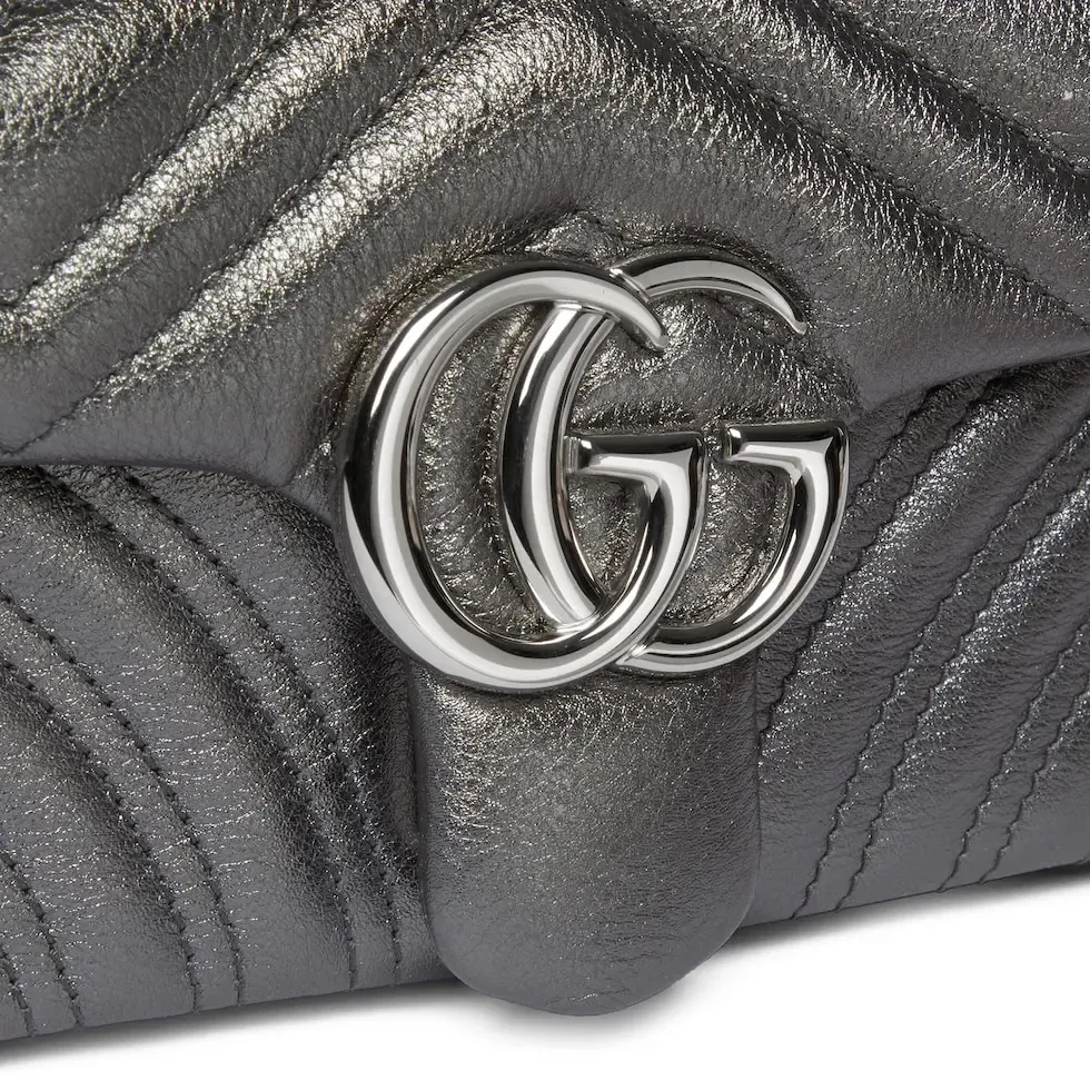 💕The brand’s iconic GG Marmont series combines Double G styling accessories, faceted chain straps and soft silhouettes, and selects gold and silver thread leather to create a shoulder bag style. Dark gray quilted V-shaped lamé leather Silver-tone hardware Black viscose lining Double G Interior: 1 open pocket Sliding chain strap that can be used as a shoulder strap (55 cm high) Spring-buckle flap Ref.: 837280. Dimensions: 22cm (width) x 12.5cm (height) x 6cm (depth) Weight: approximately 0.55kg Color: dark gray/original leather. Made in Italy