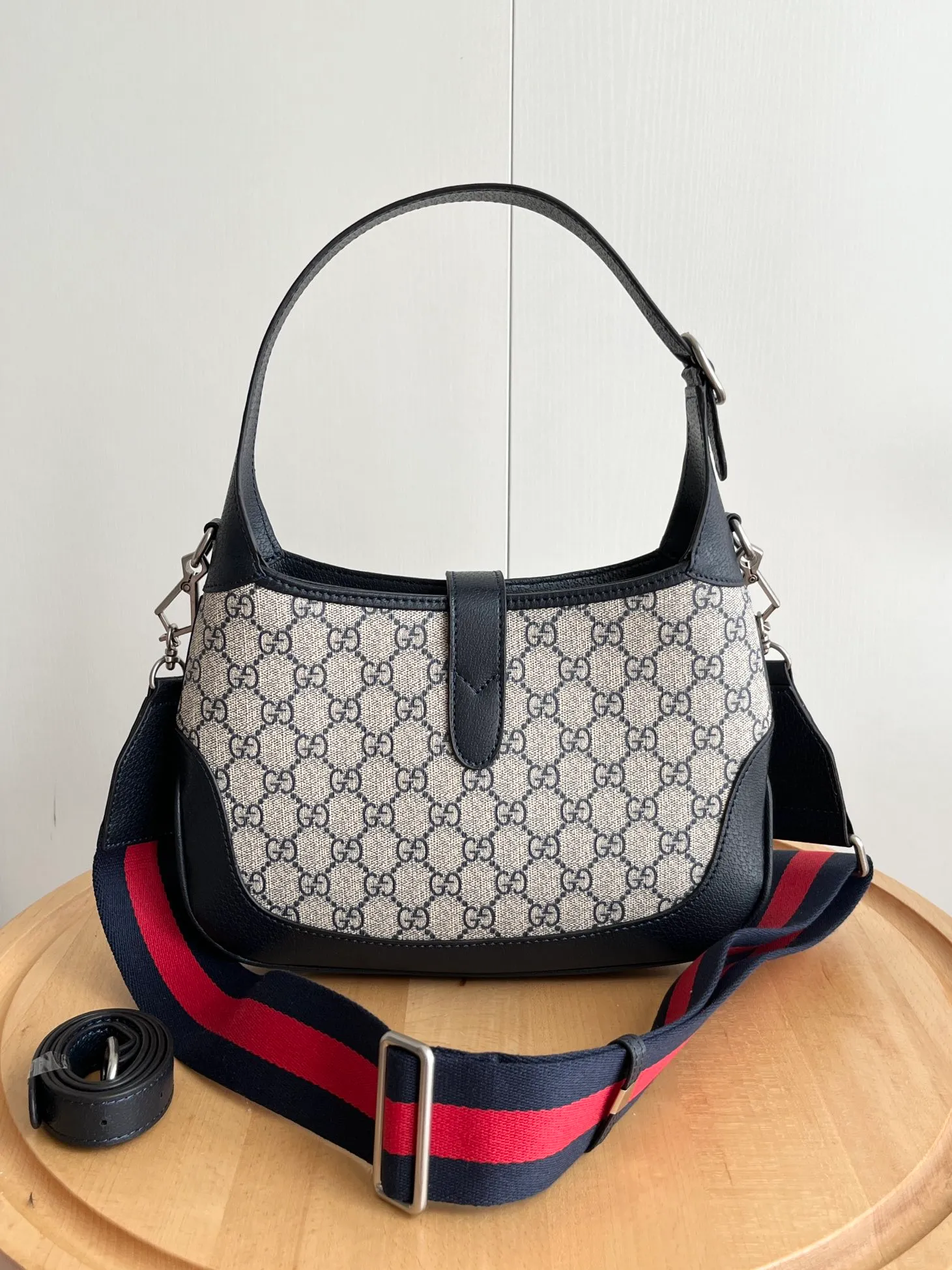 Actual shot #💰340 (double shoulder straps) Model: 678843. Upgraded version Size: 28x 19x 4.5cm.  💕💕Gucci UN3AG 1294 product details. Gucci's "Aria-Fashion Aria" series uses modern techniques to reinterpret classics. The Jackie 1961 series has launched a new rectangular tote bag with soft texture and flexible structure. The archive design is paired with logo details such as the all-over GG pattern and striped webbing, and exquisite accessories pay tribute to Gucci's heritage. This small bag is trimmed in black leather and features the collection's signature gold-toned push-lock hardware. Black and ivory GG denim jacquard. Black leather trim.