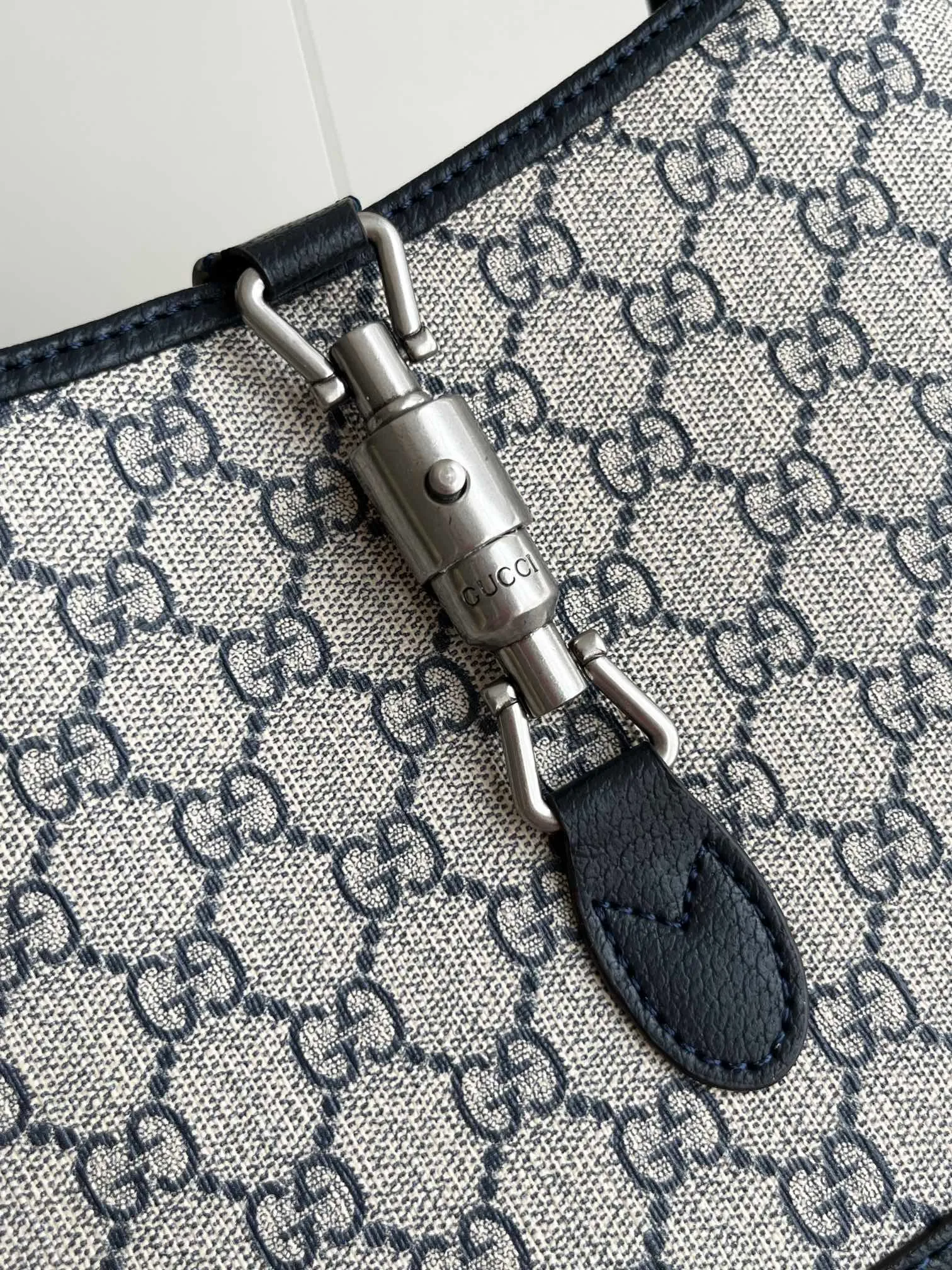 Actual shot #💰340 (double shoulder straps) Model: 678843. Upgraded version Size: 28x 19x 4.5cm.  💕💕Gucci UN3AG 1294 product details. Gucci's "Aria-Fashion Aria" series uses modern techniques to reinterpret classics. The Jackie 1961 series has launched a new rectangular tote bag with soft texture and flexible structure. The archive design is paired with logo details such as the all-over GG pattern and striped webbing, and exquisite accessories pay tribute to Gucci's heritage. This small bag is trimmed in black leather and features the collection's signature gold-toned push-lock hardware. Black and ivory GG denim jacquard. Black leather trim.
