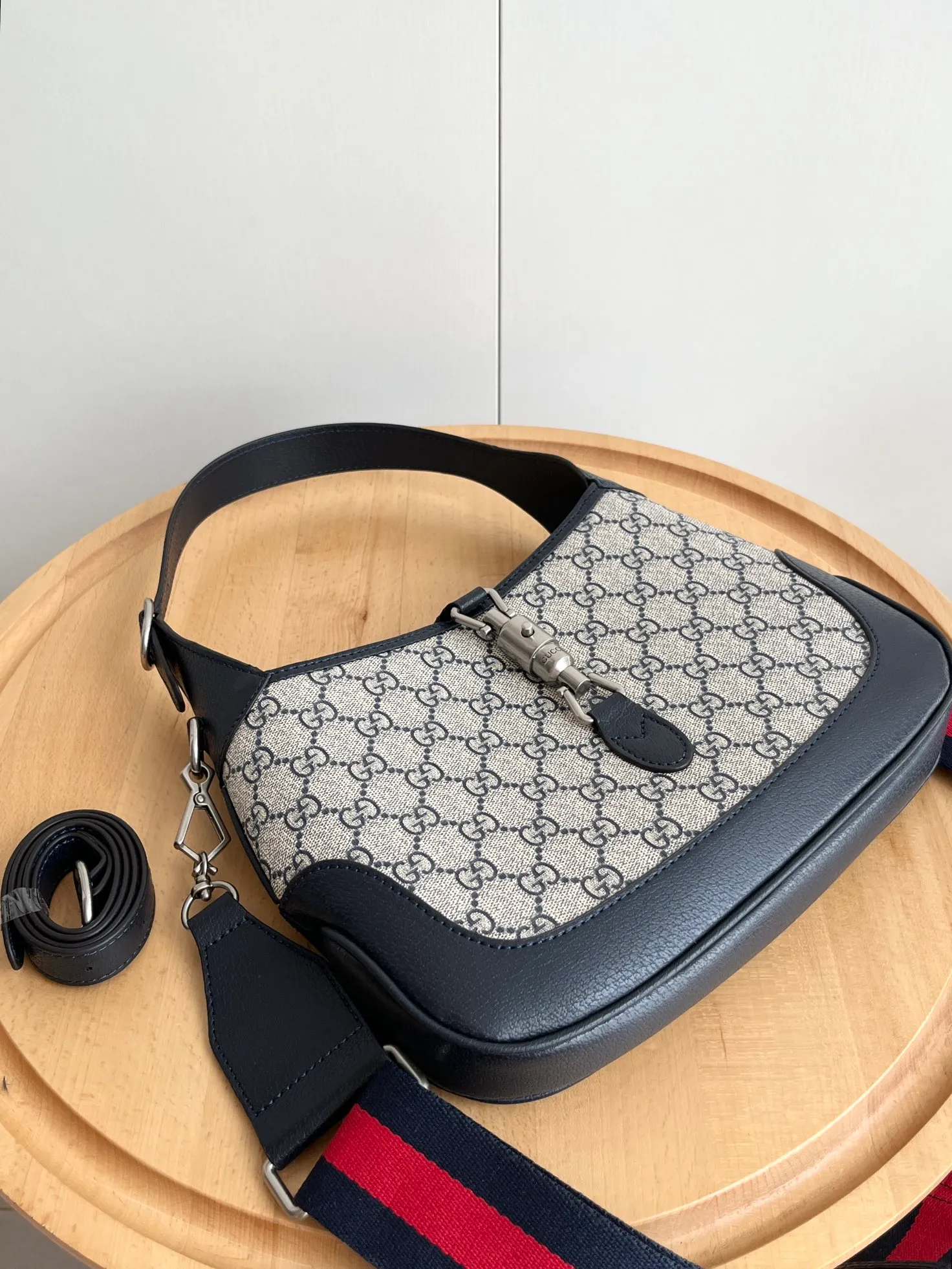 Actual shot #💰340 (double shoulder straps) Model: 678843. Upgraded version Size: 28x 19x 4.5cm.  💕💕Gucci UN3AG 1294 product details. Gucci's "Aria-Fashion Aria" series uses modern techniques to reinterpret classics. The Jackie 1961 series has launched a new rectangular tote bag with soft texture and flexible structure. The archive design is paired with logo details such as the all-over GG pattern and striped webbing, and exquisite accessories pay tribute to Gucci's heritage. This small bag is trimmed in black leather and features the collection's signature gold-toned push-lock hardware. Black and ivory GG denim jacquard. Black leather trim.