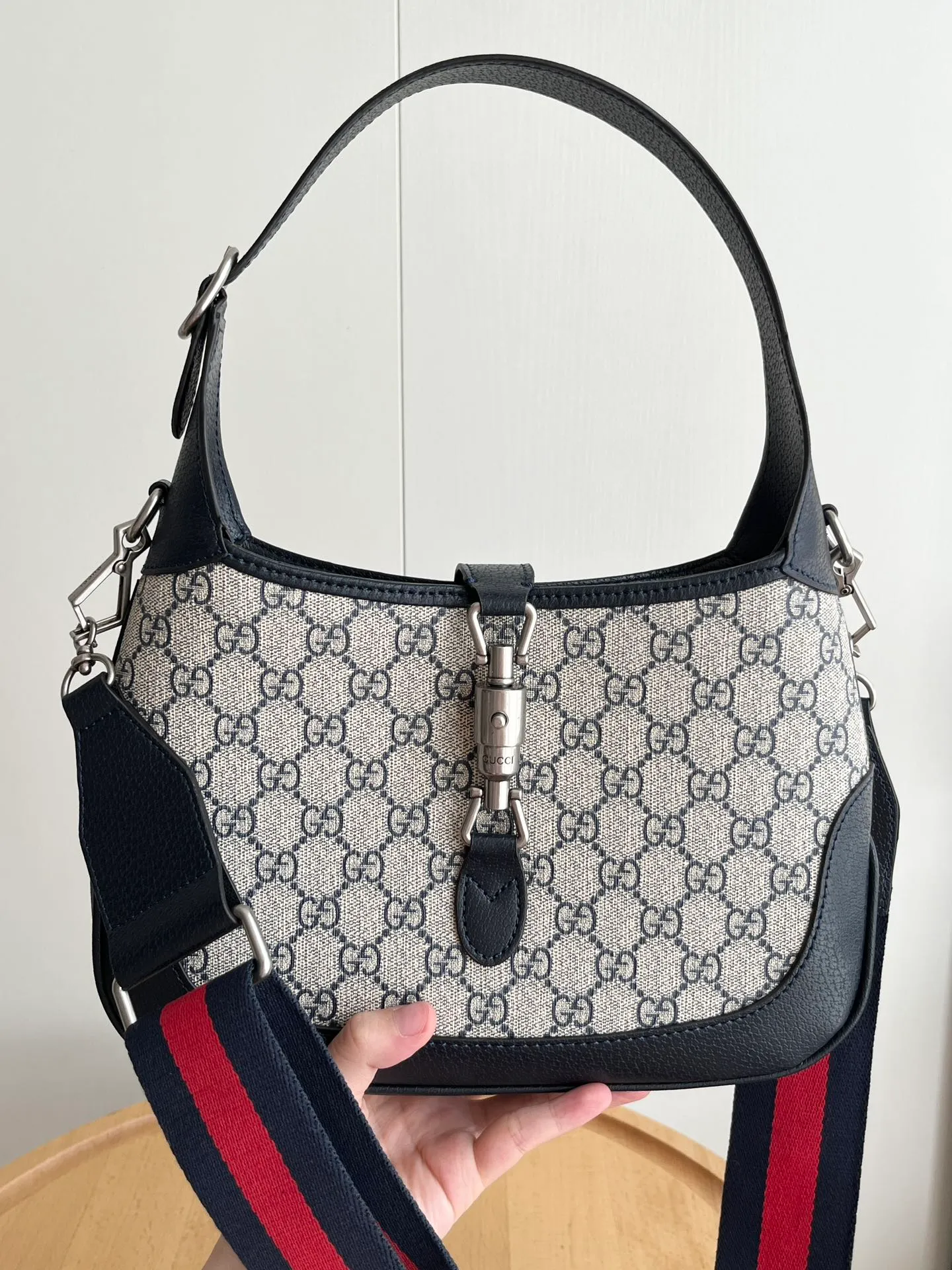 Actual shot #💰340 (double shoulder straps) Model: 678843. Upgraded version Size: 28x 19x 4.5cm.  💕💕Gucci UN3AG 1294 product details. Gucci's "Aria-Fashion Aria" series uses modern techniques to reinterpret classics. The Jackie 1961 series has launched a new rectangular tote bag with soft texture and flexible structure. The archive design is paired with logo details such as the all-over GG pattern and striped webbing, and exquisite accessories pay tribute to Gucci's heritage. This small bag is trimmed in black leather and features the collection's signature gold-toned push-lock hardware. Black and ivory GG denim jacquard. Black leather trim.