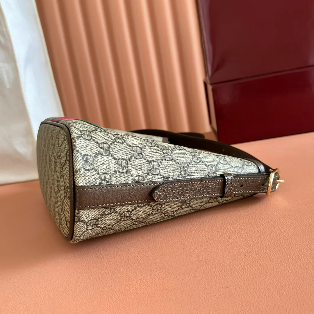 p1040💋💋💋"With full set of original counter packaging" [New Product] The Ophidia series dazzlingly presents novel silhouettes and functions. It is ingeniously interpreted in iconic beige and brown colors to create innovative bag items with soft texture. Beige and dark brown GG canvas Ankara red leather trim Light gold tone hardware Green cotton lining Double G webbing Adjustable leather shoulder strap (height: 30cm - 50cm) Hidden magnetic closure Ident: 836872. Dimensions: 23cm (width) x 21cm (height) x 12cm (depth) Weight: about 0.5kg Color: Brown/PVC. Made in Italy