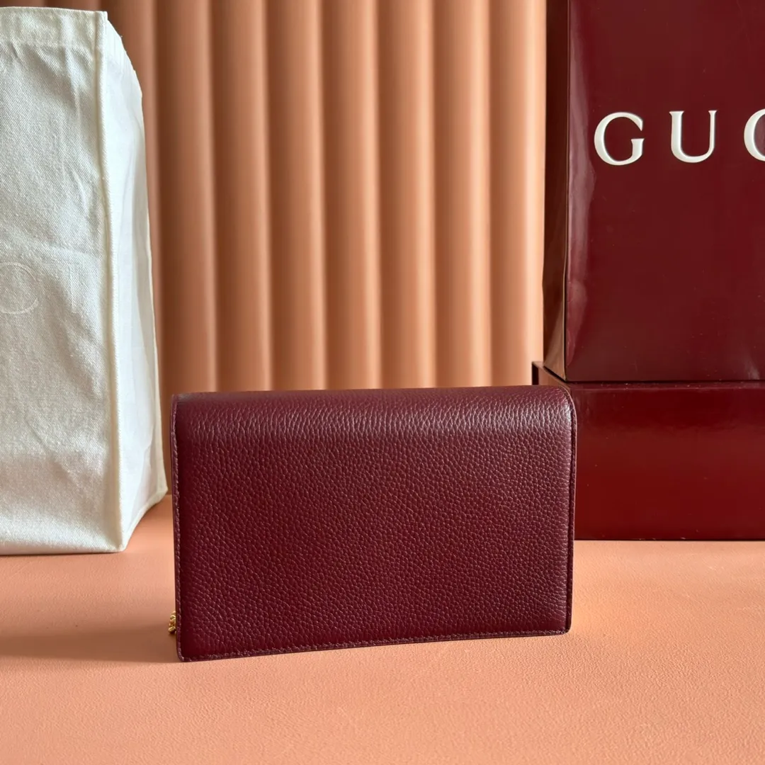p700. 📣📣📣【Combined with original counter packaging】GG Marmont series This GG Marmont series chain bag is made of classic and durable black leather, adding another classic to the "Aria-Fashion Aria" series. The Double G accessory originates from the belt buckle design of the 1970s, and is reinterpreted on this wallet in tone-on-tone resin. The classic design is combined with a monochromatic color scheme to highlight the modern fashion style. Model: 497985. Size: 20*12.5*4cm. Color: Encore with powder