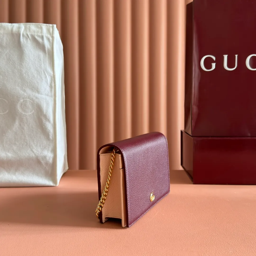 p700. 📣📣📣【Combined with original counter packaging】GG Marmont series This GG Marmont series chain bag is made of classic and durable black leather, adding another classic to the "Aria-Fashion Aria" series. The Double G accessory originates from the belt buckle design of the 1970s, and is reinterpreted on this wallet in tone-on-tone resin. The classic design is combined with a monochromatic color scheme to highlight the modern fashion style. Model: 497985. Size: 20*12.5*4cm. Color: Encore with powder