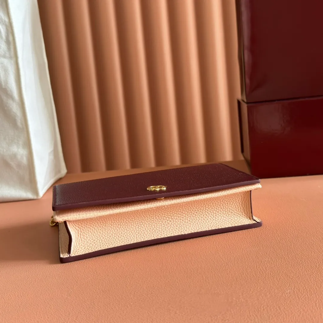 p700. 📣📣📣【Combined with original counter packaging】GG Marmont series This GG Marmont series chain bag is made of classic and durable black leather, adding another classic to the "Aria-Fashion Aria" series. The Double G accessory originates from the belt buckle design of the 1970s, and is reinterpreted on this wallet in tone-on-tone resin. The classic design is combined with a monochromatic color scheme to highlight the modern fashion style. Model: 497985. Size: 20*12.5*4cm. Color: Encore with powder