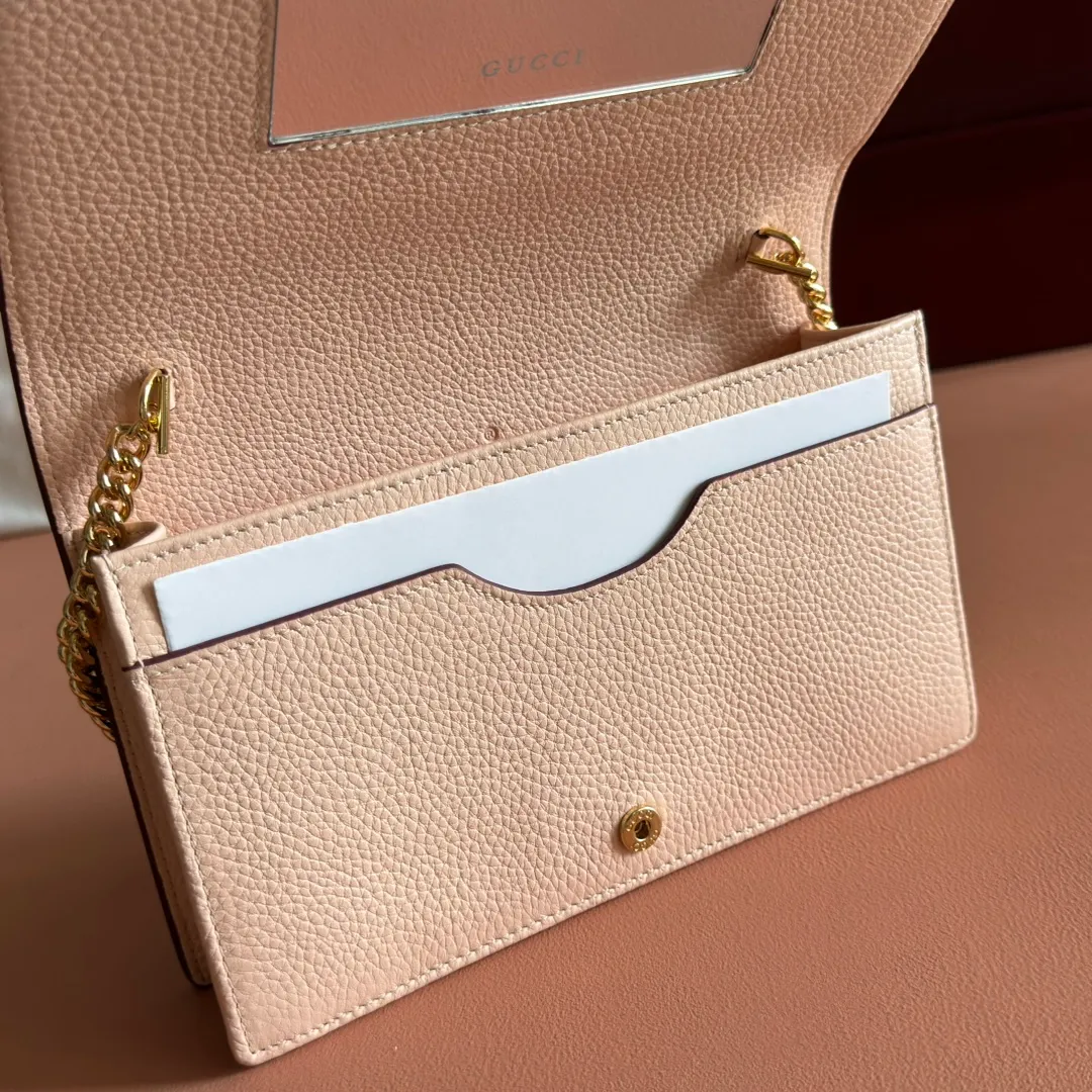 p700. 📣📣📣【Combined with original counter packaging】GG Marmont series This GG Marmont series chain bag is made of classic and durable black leather, adding another classic to the "Aria-Fashion Aria" series. The Double G accessory originates from the belt buckle design of the 1970s, and is reinterpreted on this wallet in tone-on-tone resin. The classic design is combined with a monochromatic color scheme to highlight the modern fashion style. Model: 497985. Size: 20*12.5*4cm. Color: Encore with powder