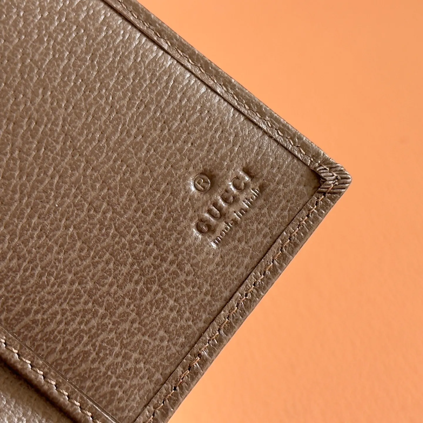 p380. 💋💋💋【With full set of original counter packaging】Vivid camouflage combined with unique color matching, a new interpretation of the classic GG pattern. This long card holder is crafted from coated fabric with a marbled GG monogram pattern and features Double G details. Green and yellow camouflage marbled GG coated fabric Brown leather trim Palladium-toned hardware Brown taffeta lining Double G Web detail Interior: 8 card compartments, 2 bill compartments Model: 834691. Dimensions when closed: 7.5cm (width) x 12cm (height); dimensions when open: 15cm (width) x 12cm (height) Weight: about 85g Color: blue camouflage/PVC. Made in Italy