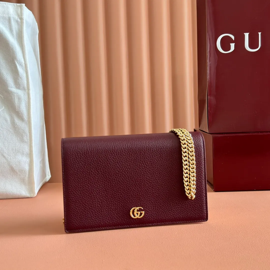 p700. 📣📣📣【Combined with original counter packaging】GG Marmont series This GG Marmont series chain bag is made of classic and durable black leather, adding another classic to the "Aria-Fashion Aria" series. The Double G accessory originates from the belt buckle design of the 1970s, and is reinterpreted on this wallet in tone-on-tone resin. The classic design is combined with a monochromatic color scheme to highlight the modern fashion style. Model: 497985. Size: 20*12.5*4cm. Color: Encore with powder