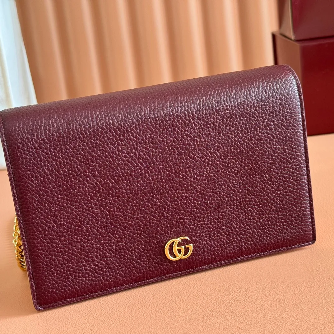 p700. 📣📣📣【Combined with original counter packaging】GG Marmont series This GG Marmont series chain bag is made of classic and durable black leather, adding another classic to the "Aria-Fashion Aria" series. The Double G accessory originates from the belt buckle design of the 1970s, and is reinterpreted on this wallet in tone-on-tone resin. The classic design is combined with a monochromatic color scheme to highlight the modern fashion style. Model: 497985. Size: 20*12.5*4cm. Color: Encore with powder