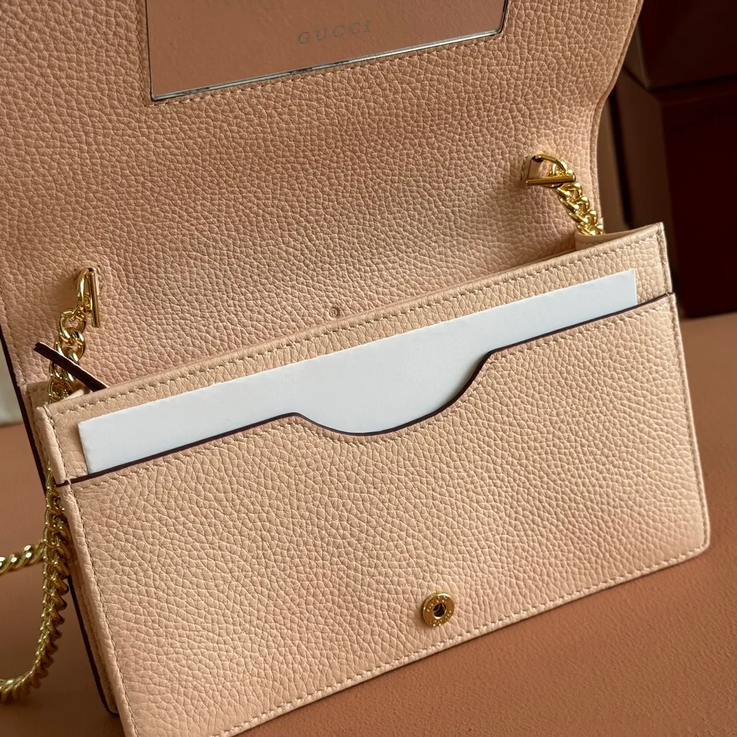 p700. 📣📣📣【Combined with original counter packaging】GG Marmont series This GG Marmont series chain bag is made of classic and durable black leather, adding another classic to the "Aria-Fashion Aria" series. The Double G accessory originates from the belt buckle design of the 1970s, and is reinterpreted on this wallet in tone-on-tone resin. The classic design is combined with a monochromatic color scheme to highlight the modern fashion style. Model: 497985. Size: 20*12.5*4cm. Color: Encore with powder