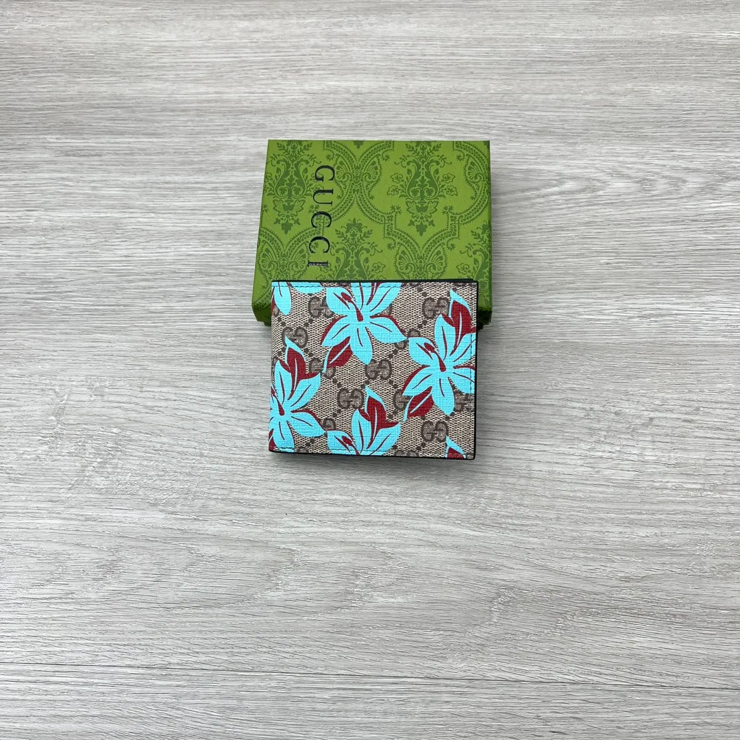 💰120✨ GUCCI ✨ Supreme canvas makes a stunning appearance in the 2025 early autumn series, renovating the new floral print in blue tones. This beige and dark brown bifold wallet features a contemporary floral pattern and GG logo. ·Beige and dark brown GG Supreme canvas all-over blue flower print moire fabric lining Interior: 4 card compartments, 2 banknote compartments Model: 841146 Size: 11*10*1:5cm Color: Coffee