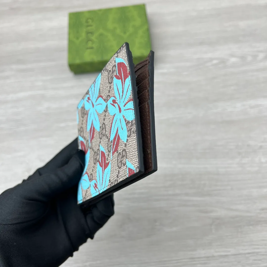 💰120✨ GUCCI ✨ Supreme canvas makes a stunning appearance in the 2025 early autumn series, renovating the new floral print in blue tones. This beige and dark brown bifold wallet features a contemporary floral pattern and GG logo. ·Beige and dark brown GG Supreme canvas all-over blue flower print moire fabric lining Interior: 4 card compartments, 2 banknote compartments Model: 841146 Size: 11*10*1:5cm Color: Coffee