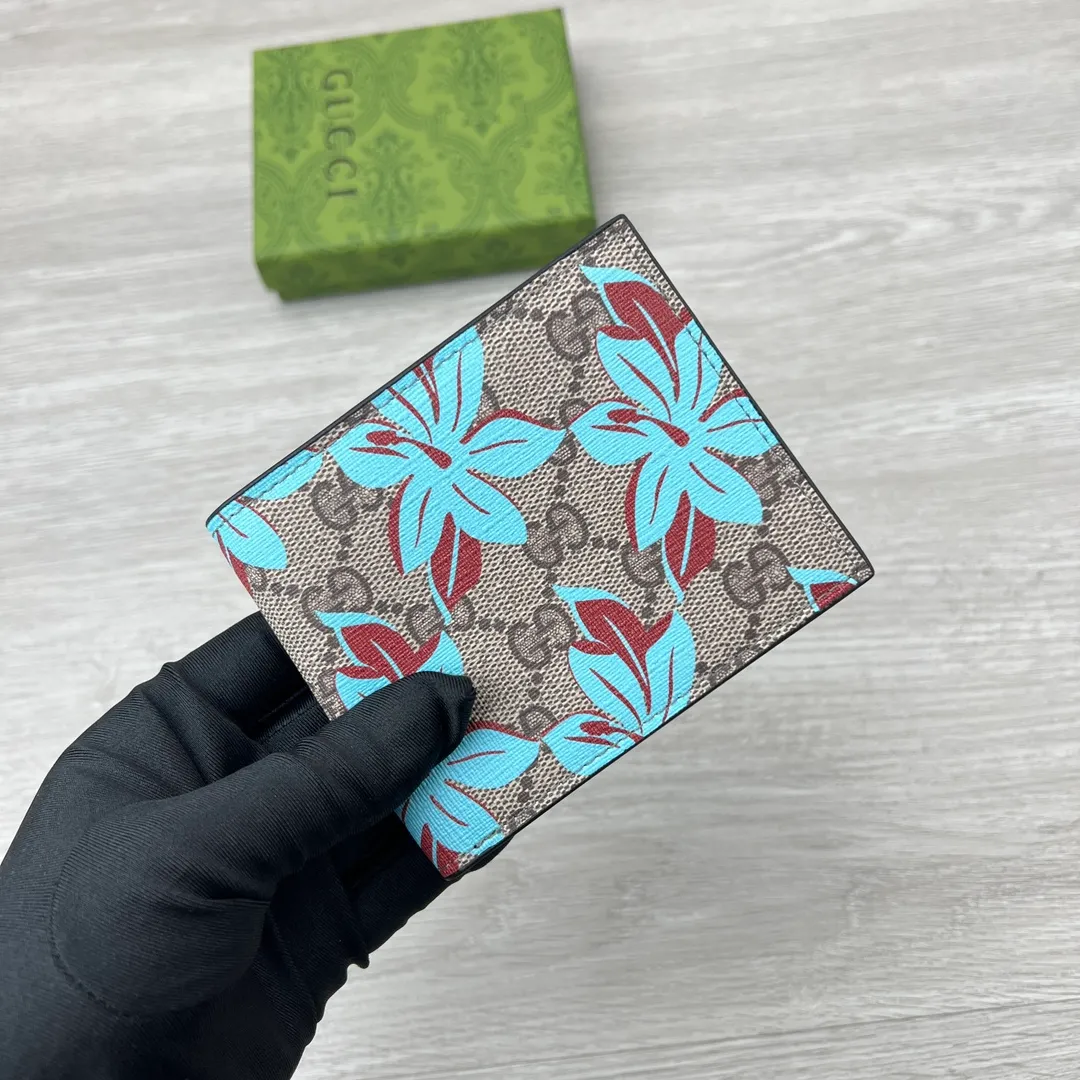 💰120✨ GUCCI ✨ Supreme canvas makes a stunning appearance in the 2025 early autumn series, renovating the new floral print in blue tones. This beige and dark brown bifold wallet features a contemporary floral pattern and GG logo. ·Beige and dark brown GG Supreme canvas all-over blue flower print moire fabric lining Interior: 4 card compartments, 2 banknote compartments Model: 841146 Size: 11*10*1:5cm Color: Coffee