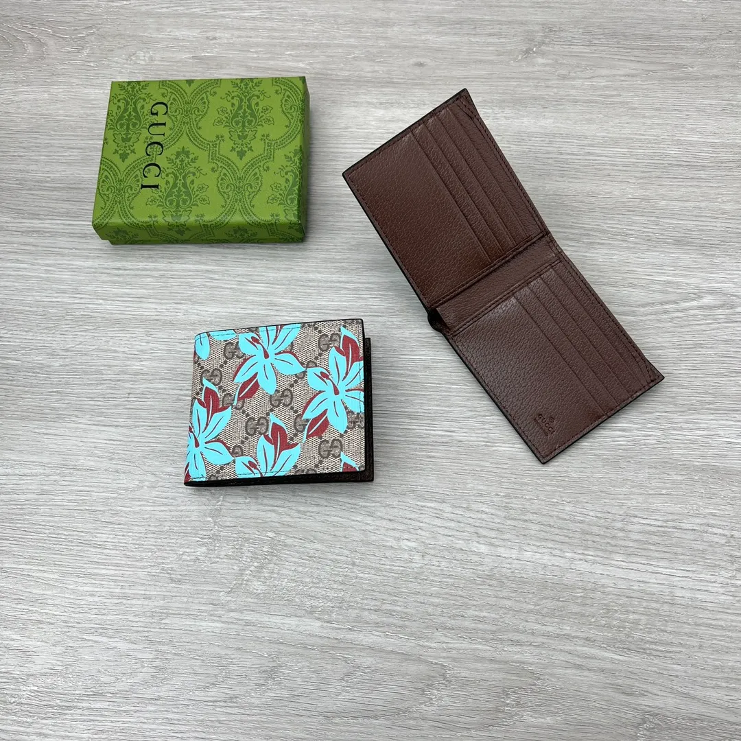 💰120✨ GUCCI ✨ Supreme canvas makes a stunning appearance in the 2025 early autumn series, renovating the new floral print in blue tones. This beige and dark brown bifold wallet features a contemporary floral pattern and GG logo. ·Beige and dark brown GG Supreme canvas all-over blue flower print moire fabric lining Interior: 4 card compartments, 2 banknote compartments Model: 841146 Size: 11*10*1:5cm Color: Coffee