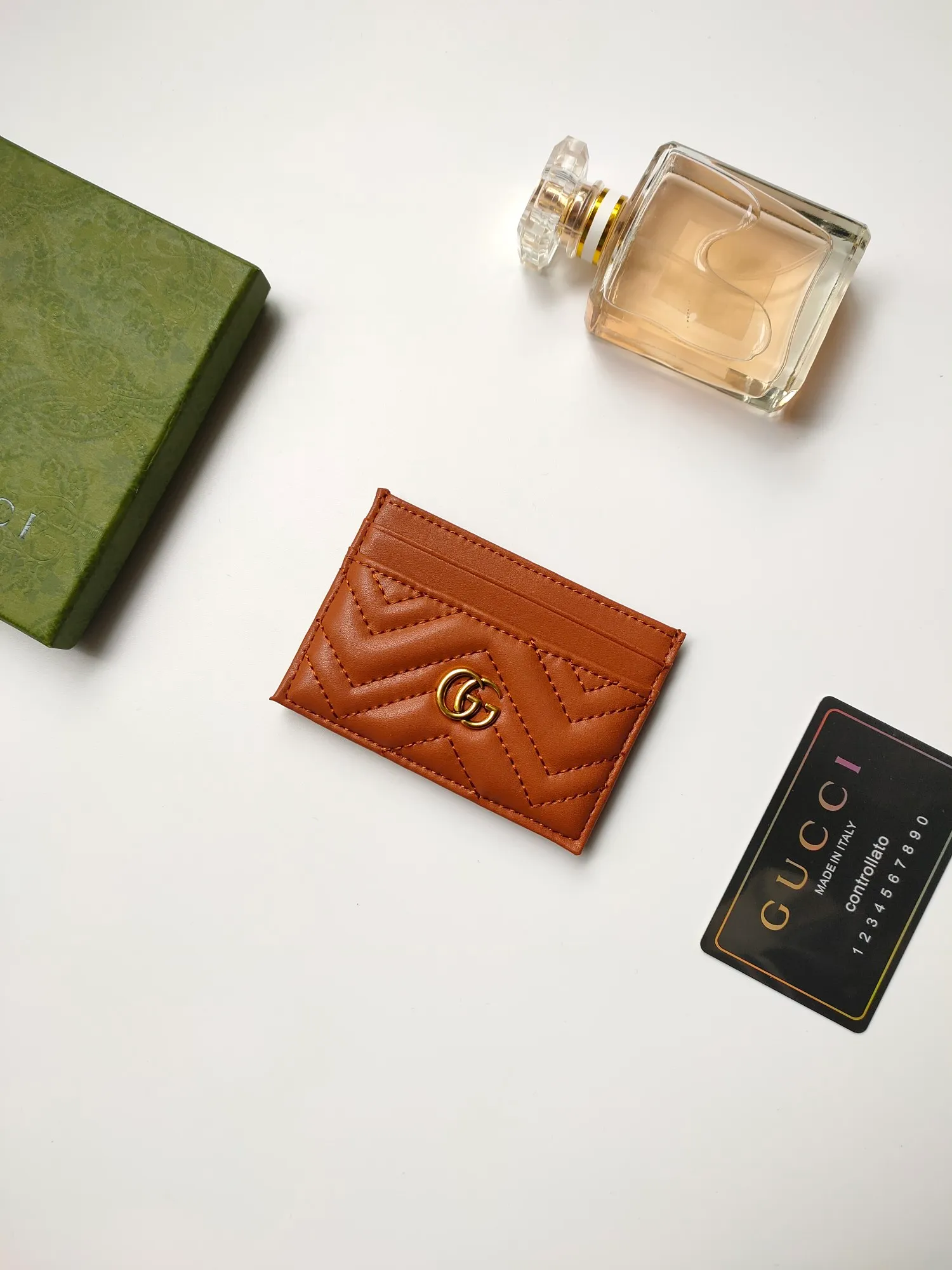 ¥90💰GUCCI’s new women’s card holder. GG Marmont card holder. Made of calfskin, quilted humanoid pattern and crafted with top-grade overseas hardware. Style number: 443127 full leather. GG Marmont card holder! Size: W10xH7cm. Comes with packaging box.