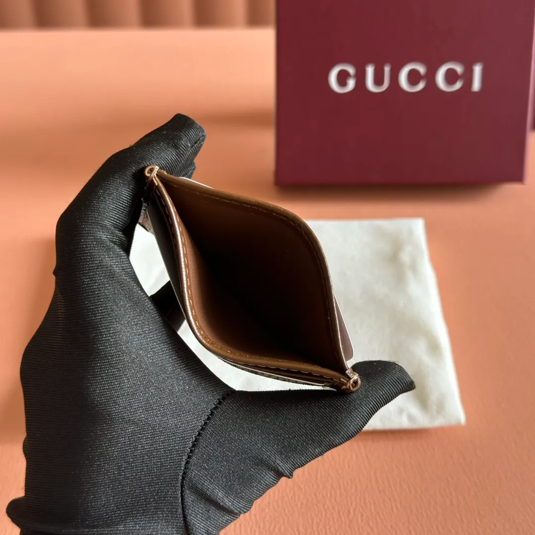 p260. 📣📣📣【Original leather with 🌈full counter packaging】🔥🔥This simple and slender wallet is made of black GG Supreme canvas, decorated with tonal leather piping and an interlocking double G logo, highlighting the charm of a classic design. Black GG Supreme canvas, environmentally friendly material. Black leather trim. Viscose lining. Oval leather interlocking G plaque. Eight card compartments, two bill compartments. Color: brown/pvc. Model: 673002.