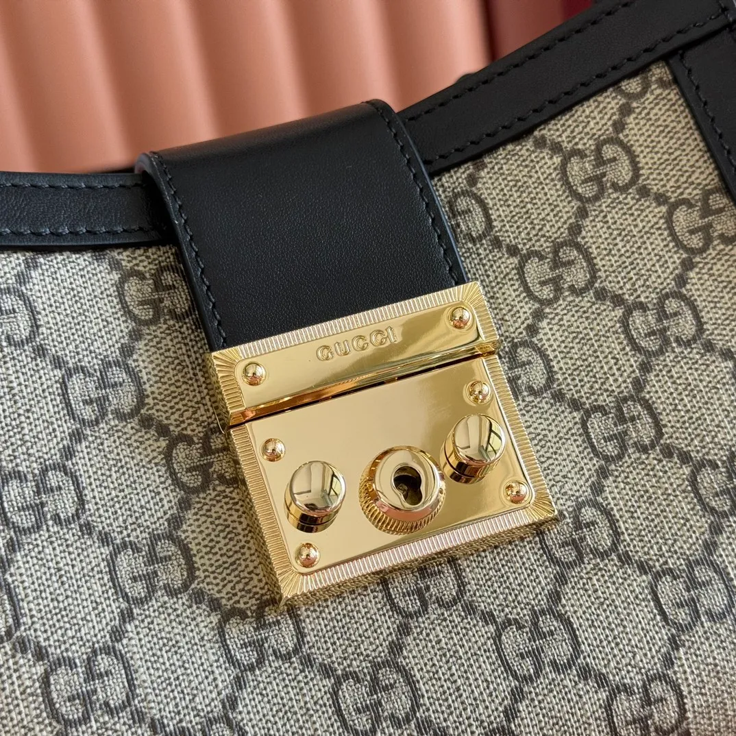 p1100. 💋💋💋"With full set of original counter packaging" [New product] Padlock series makes a stunning appearance in the 2025 early autumn series with modern silhouettes, unlocking multiple carrying methods. This style can be worn by hand or cross-body and has a web lining that pays homage to the brand's signature elements. Beige and dark brown GG monogram coated fabric Brown leather trim Light gold tone hardware Red and green web cotton lining Interior: One open pocket External: One open pocket Padlock closure with leather keychain Ident No.: 841653. Dimensions: 20cm (width) x 13.5cm (height) x 8cm (depth) Weight: approx. 0.6kg Color: Pink/PVC.