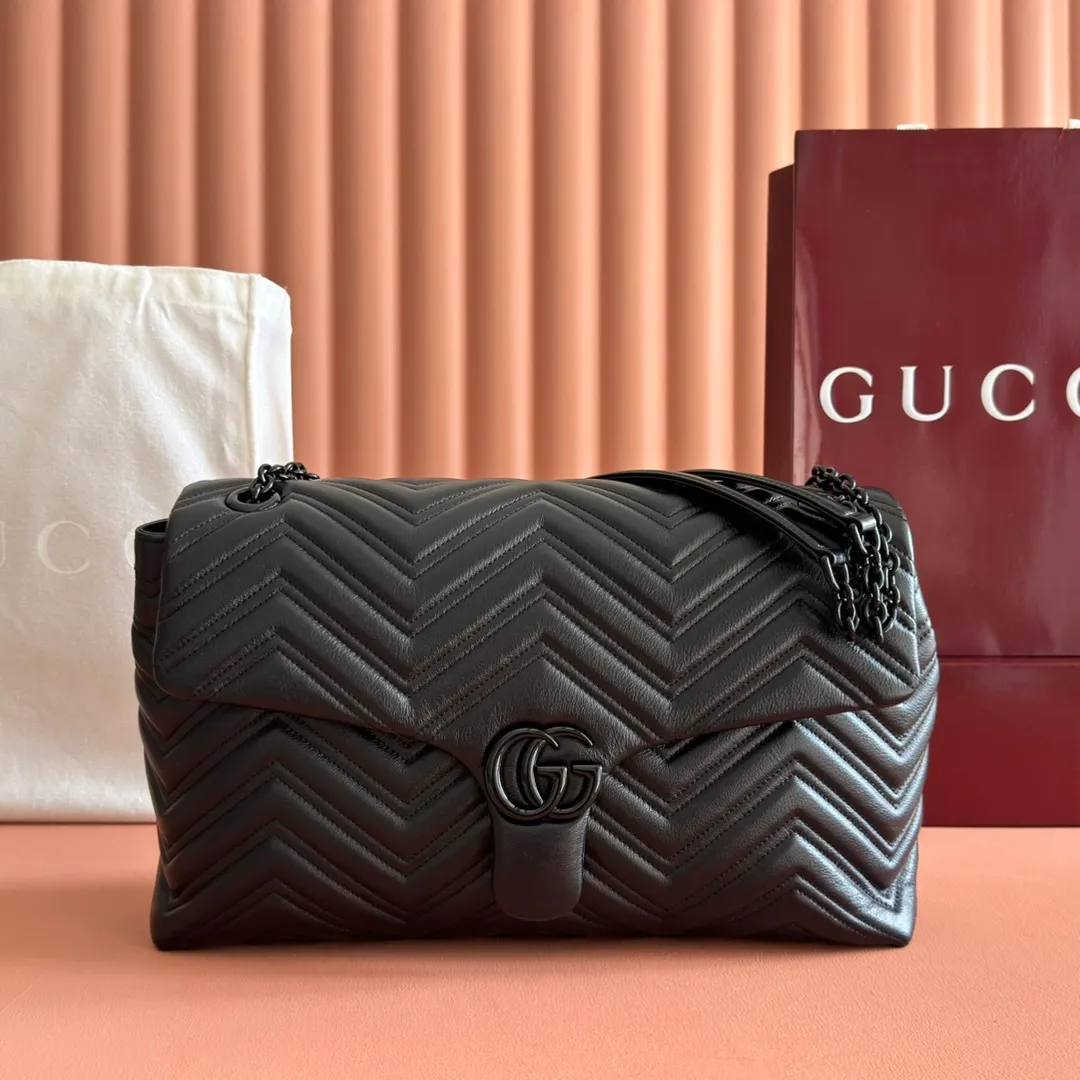p1960. 💋💋💋【With full set of original counter packaging】2025 autumn and winter series, the brand's iconic GG Marmont series is ingeniously integrated with classic double G elements and faceted chain straps, creating a soft yet crisp silhouette design. This piece is crafted from soft, lightweight quilted V-shaped calfskin leather and features tonal enamel hardware and chain. Black soft lightweight quilted V-shaped calfskin leather. Tonal enamel hardware and chain. Black rayon lining. Double G. Interior: Zippered pocket. Exterior: Back open pocket. Magnetic closure. Ident.: 850659. Dimensions: 37.5cm (W) x 21cm (H) x 9cm (D) Color: Black/Soft Leather. Made in Italy
