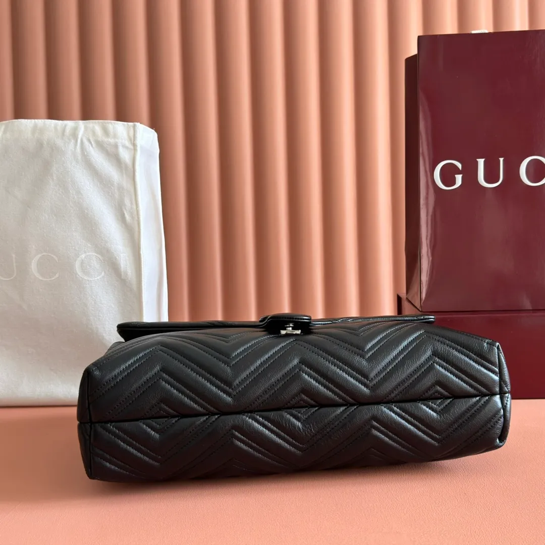 p1960. 💋💋💋【With full set of original counter packaging】2025 autumn and winter series, the brand's iconic GG Marmont series is ingeniously integrated with classic double G elements and faceted chain straps, creating a soft yet crisp silhouette design. This piece is crafted from soft, lightweight quilted V-shaped calfskin leather and features tonal enamel hardware and chain. Black soft lightweight quilted V-shaped calfskin leather. Tonal enamel hardware and chain. Black rayon lining. Double G. Interior: Zippered pocket. Exterior: Back open pocket. Magnetic closure. Ident.: 850659. Dimensions: 37.5cm (W) x 21cm (H) x 9cm (D) Color: Black/Soft Leather. Made in Italy