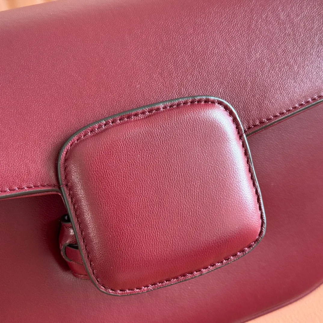 p1580. 💋💋💋【With full set of original counter packaging】2025 autumn and winter series, this shoulder bag reproduces the brand's equestrian style design, integrating light golden tone details and smooth soft leather, with double rings and long accessories, adding to the Gucci Horsebit 1955 series. White soft leather Gold-tone hardware White leather lining Horsebit closure Interior: One open pocket Triple-stitched compartments Adjustable shoulder strap Height: 28cm – 50cm; Length: 71cm – 114cm Model number: 847063. Dimensions: 26cm (width) x 17.5cm (height) x 10cm (depth) Weight: approx. 0.85kg Color: Anchor soft leather. Made in Italy