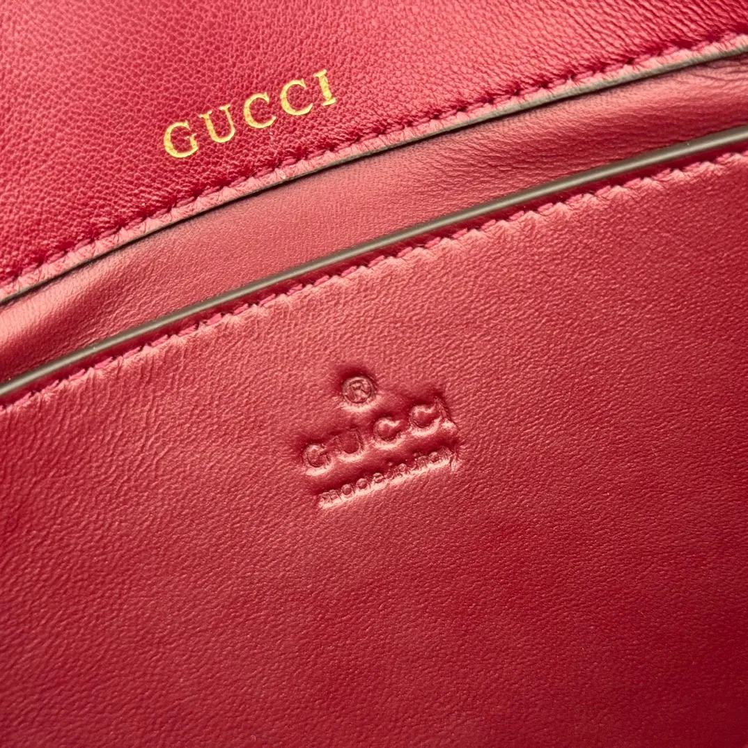 p1580. 💋💋💋【With full set of original counter packaging】2025 autumn and winter series, this shoulder bag reproduces the brand's equestrian style design, integrating light golden tone details and smooth soft leather, with double rings and long accessories, adding to the Gucci Horsebit 1955 series. White soft leather Gold-tone hardware White leather lining Horsebit closure Interior: One open pocket Triple-stitched compartments Adjustable shoulder strap Height: 28cm – 50cm; Length: 71cm – 114cm Model number: 847063. Dimensions: 26cm (width) x 17.5cm (height) x 10cm (depth) Weight: approx. 0.85kg Color: Anchor soft leather. Made in Italy