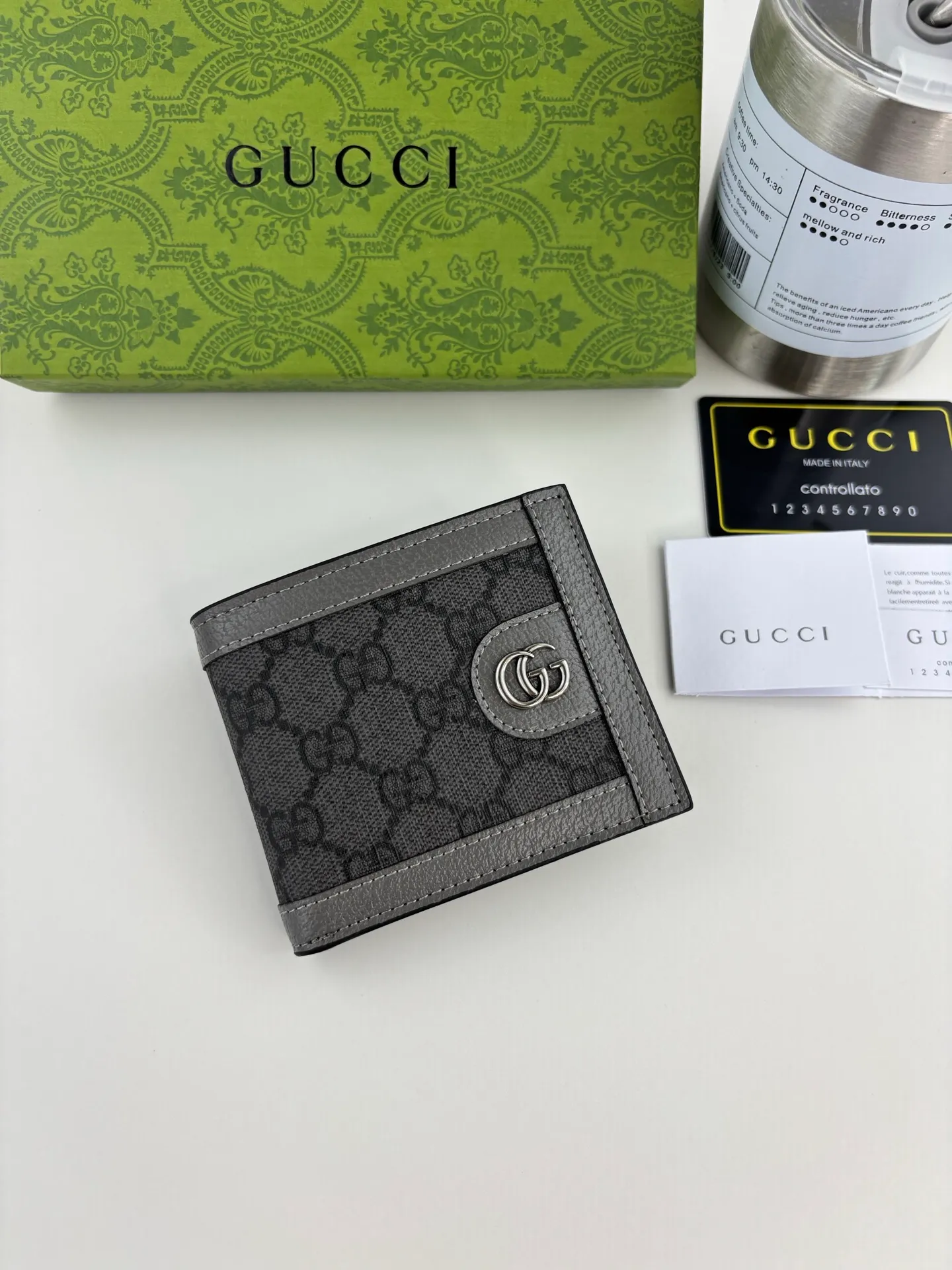 💰120 GUCCl Ophidia series card holder, the GG logo evolved from the Gucci diamond pattern that appeared in the 1930s, and has since become the traditional essence of Gucci. This new Ophidia series card holder uses this recognizable pattern on gray material. Double G hardware completes the look, in gray GG Supreme canvas with gray leather piping and palladium tone hardware, Double G. Style number: 597609 Size: 8cm x 10cm x 2cm Color: Gray