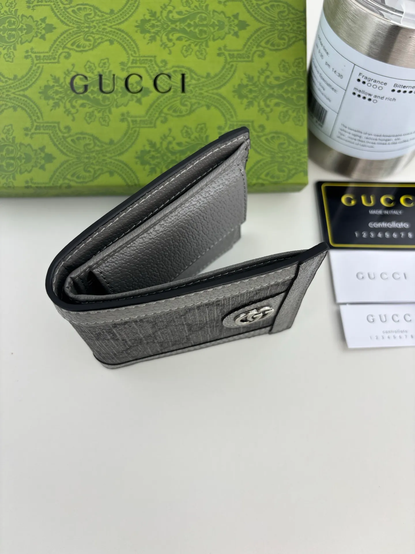 💰120 GUCCl Ophidia series card holder, the GG logo evolved from the Gucci diamond pattern that appeared in the 1930s, and has since become the traditional essence of Gucci. This new Ophidia series card holder uses this recognizable pattern on gray material. Double G hardware completes the look, in gray GG Supreme canvas with gray leather piping and palladium tone hardware, Double G. Style number: 597609 Size: 8cm x 10cm x 2cm Color: Gray
