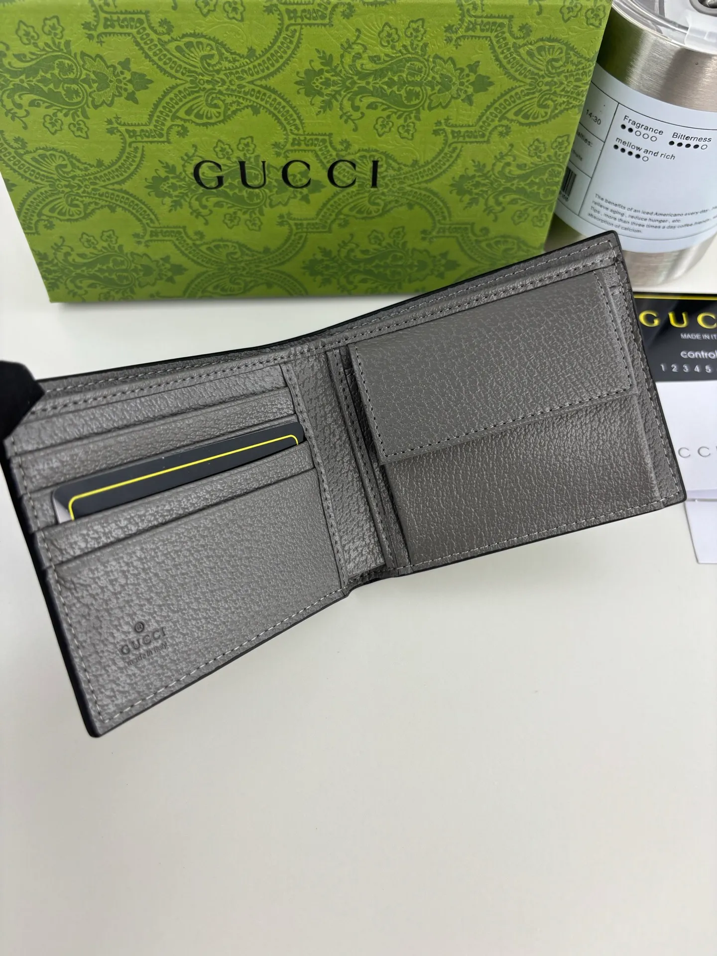 💰120 GUCCl Ophidia series card holder, the GG logo evolved from the Gucci diamond pattern that appeared in the 1930s, and has since become the traditional essence of Gucci. This new Ophidia series card holder uses this recognizable pattern on gray material. Double G hardware completes the look, in gray GG Supreme canvas with gray leather piping and palladium tone hardware, Double G. Style number: 597609 Size: 8cm x 10cm x 2cm Color: Gray