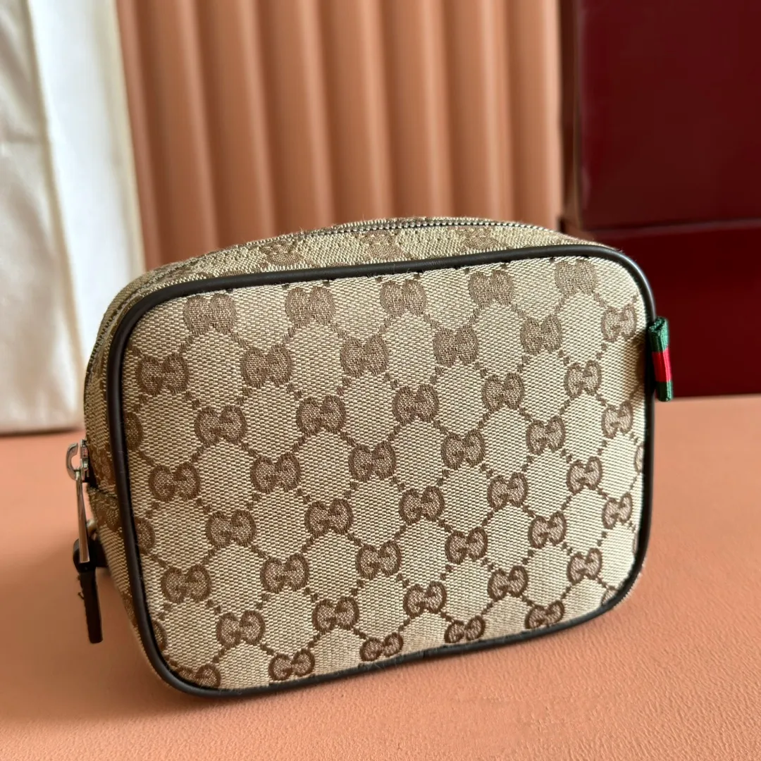 p820💋💋💋【Full set of counter packaging】GG canvas pays homage to the brand's instantly recognizable GG monogram pattern, which is derived from the initials of the brand's founder, Mr. Guccio Gucci. This everyday tote is embellished with red and green web details and features a dark brown leather shoulder strap, making it an ideal accessory. Beige and dark brown GG canvas Dark brown leather piping Red and green web details Nylon lining Model: 834268 Dimensions: 17.5cm (W) x 14cm (H) x 5cm (D) Weight: approx. 0.3kg Color: Apricot brown/original leather Made in Italy