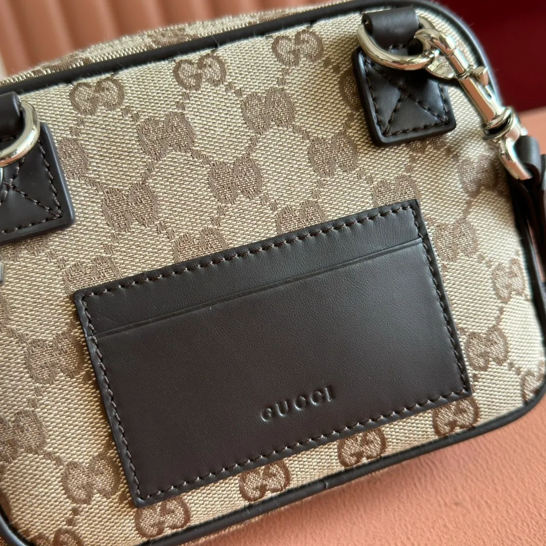p820💋💋💋【Full set of counter packaging】GG canvas pays homage to the brand's instantly recognizable GG monogram pattern, which is derived from the initials of the brand's founder, Mr. Guccio Gucci. This everyday tote is embellished with red and green web details and features a dark brown leather shoulder strap, making it an ideal accessory. Beige and dark brown GG canvas Dark brown leather piping Red and green web details Nylon lining Model: 834268 Dimensions: 17.5cm (W) x 14cm (H) x 5cm (D) Weight: approx. 0.3kg Color: Apricot brown/original leather Made in Italy