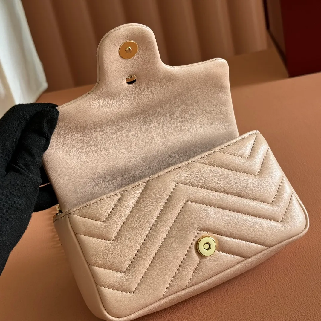 p900💋💋💋【Original leather configuration counter complete package】The brand's iconic GG Marmont series is ingeniously integrated with double G-shaped accessories and faceted chain straps, and soft leather is selected to create a soft-lined bag shape. This mini bag is embellished with the brand's archive logo, which debuted in the 1970s. Black V-shaped Matelassé sheepskin. Silver-tone hardware. Silver-tone hardware. Double G. Chain shoulder strap (60 cm high). Magnetic snap closure. Weight: approx. 0.35 kg. Ident number: 841290. Dimensions: 16.5cm (width) x 9.5cm (height) x 4.5cm (depth) Color: pink full leather/original leather. Made in Italy