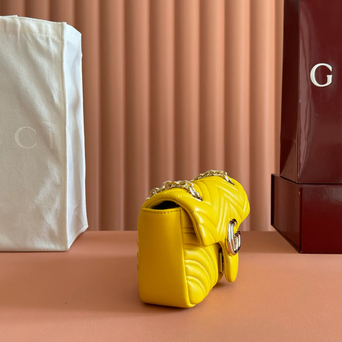 p1300. 💋💋💋Imported original sheepskin, top-quality workmanship, pure copper hardware [equipped with full counter packaging] The brand's iconic GG Marmont series is ingeniously integrated with double G-shaped accessories and faceted chain straps, and soft leather is selected to create a soft-lined bag shape. White V-shaped Matelassé sheepskin. Light gold-tone hardware. Gucci ankara red viscose lining. Interior: One open pocket. Sliding chain strap that can be used as a shoulder strap (55 cm high). Snap-lock flap. Ident.: 837280. Dimensions: 22cm (width) x 12.5cm (height) x 6cm (depth) Weight: about 0.55kg Color: yellow full leather/original leather. Made in Italy
