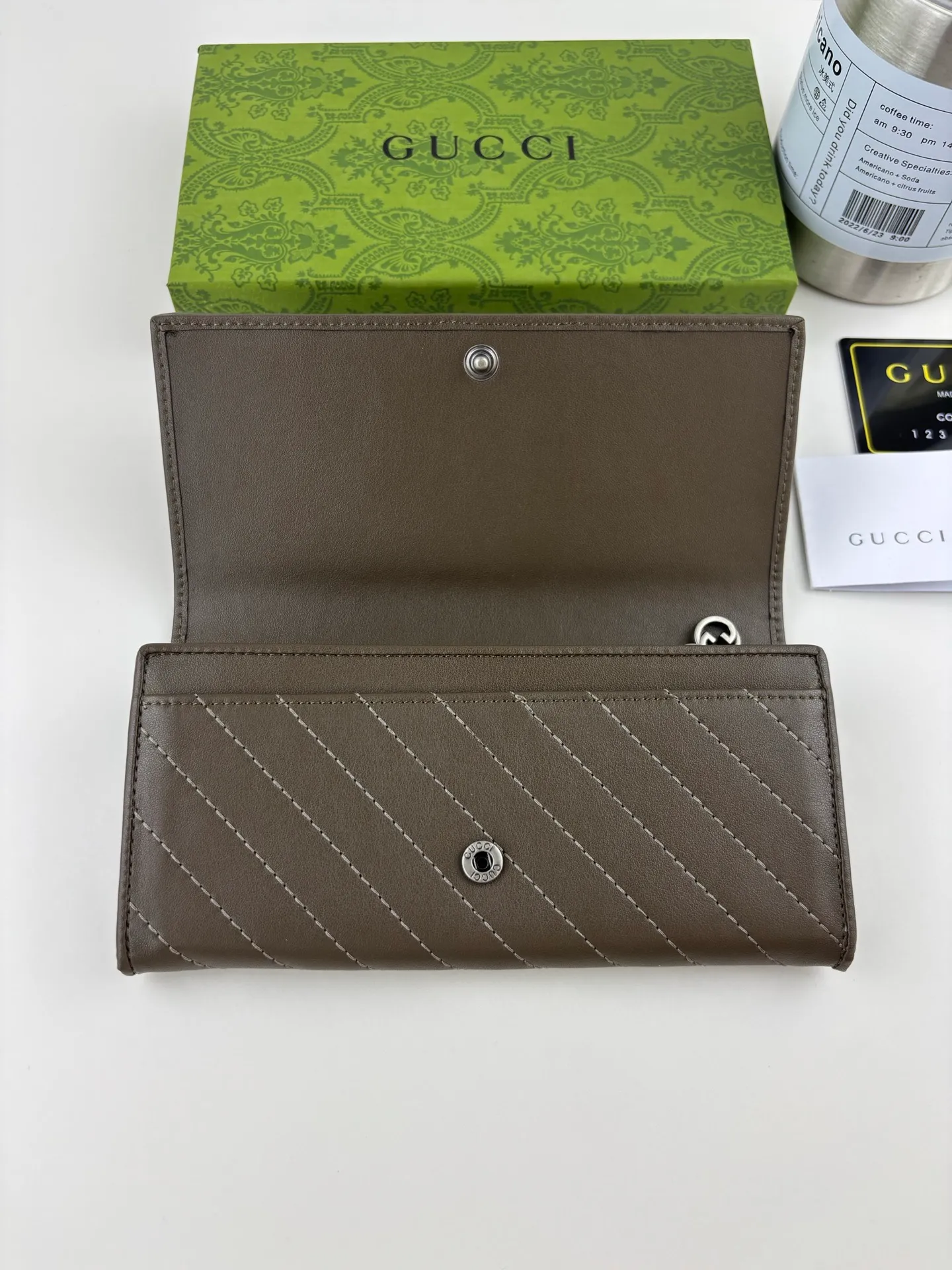 💰180 GUCCl Blondie series uses one of the brand's bold patterns and a leather design of the same color, exuding a subtle and restrained atmosphere. This series of ingenuity incorporates round geometric interlocking G's, fully displaying Gucci's modern aesthetic design. Style number: 760302 Size: 19.5cm x 11cm x 3cm Color: Brown