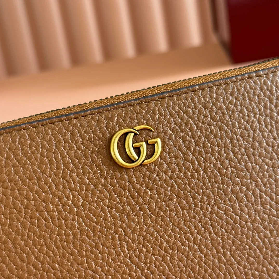p520. 💋💋💋"With full set of original packaging" GG Marmont series long clip. This GG Marmont series wallet is made of classic and durable black leather, adding another classic to the "Aria-Fashion Aria" series. The Double G accessory originates from the belt buckle design of the 1970s, and is reinterpreted on this wallet in tone-on-tone resin. The classic design is combined with a monochromatic color scheme to highlight the modern fashion style. Model: 739499. Size: 19.5*11*3cm. Color: brown/original leather.