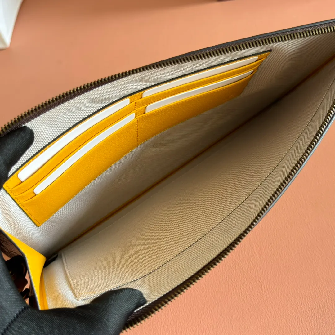 p500. 📣📣📣 [Original leather accessories 🌈 Equipped with full set of packaging at the counter] 🔥🔥G Home 👉 Genuine mold making, matching specifications and inner methods, exclusive to the market! Decorated genuine leather piping with tiger head hardware hot-roasted LOGO case color, best interprets the personalized and fashionable feel, zipper closure, 💯Using Italian cowhide imported lining, customized hardware, classic PVC double G fabric 💋The inside, sides and bottom are made of top-grade cowhide😎Model: 473956, color: small tiger head PVC, size: 30.5×21×1.5cm.