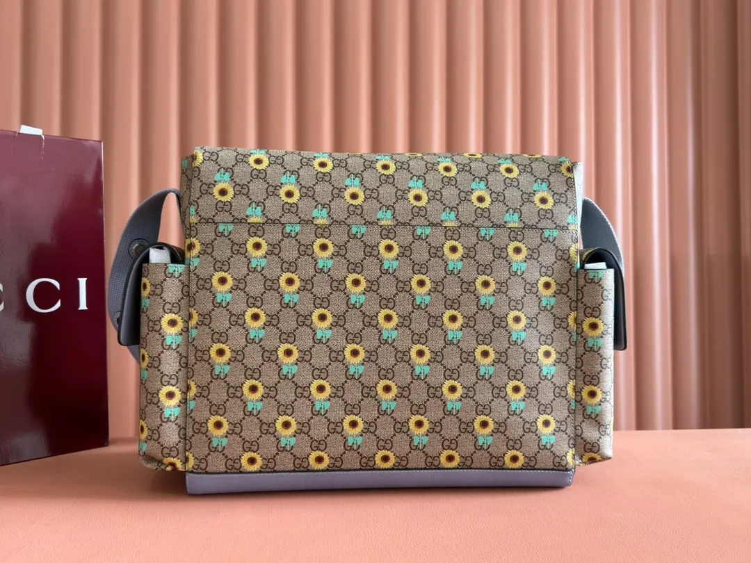 p1140. 💋💋💋"With full set of original gift bag packaging" [New Product] From exquisite embroidery to all-over printing, Gucci's 2025 early spring men's bag series continues to reinterpret the brand's classic patterns. This tote bag is crafted from GG Supreme, with an all-over floral print and light blue Supreme piping. Beige and dark brown GG Supreme, light blue Supreme canvas piping, all-over floral print, model number: 811491. Dimensions: 45x32x15cm. Color: light blue print/pvc.