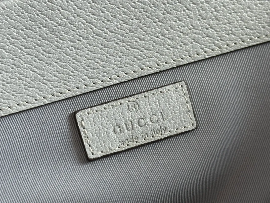 p1140. 💋💋💋"With full set of original gift bag packaging" [New Product] From exquisite embroidery to all-over printing, Gucci's 2025 early spring men's bag series continues to reinterpret the brand's classic patterns. This tote bag is crafted from GG Supreme, with an all-over floral print and light blue Supreme piping. Beige and dark brown GG Supreme, light blue Supreme canvas piping, all-over floral print, model number: 811491. Dimensions: 45x32x15cm. Color: light blue print/pvc.
