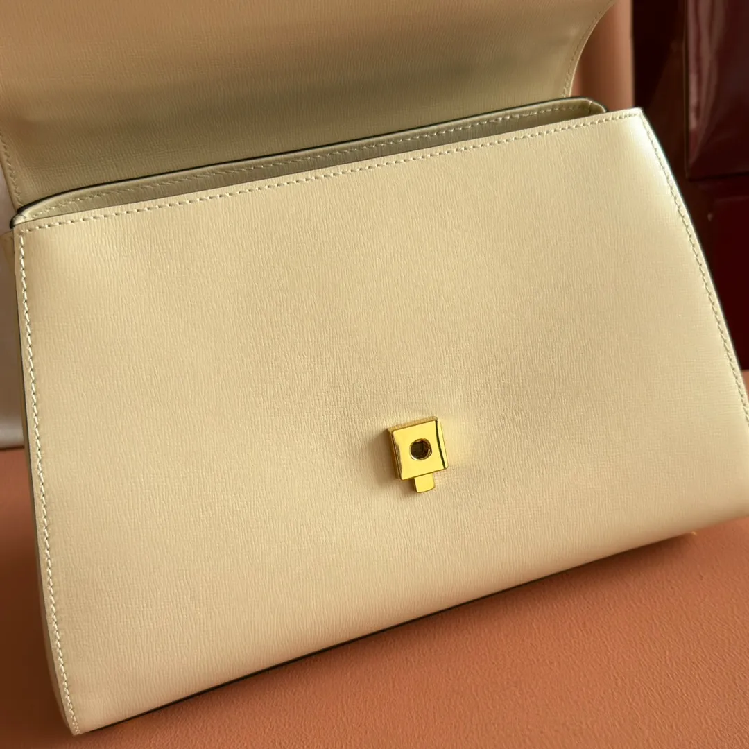 p1620. 📣📣📣【Original leather with 🌈full counter packaging】🔥🔥 Gucci Horsebit 1955 series medium handbag, model number 702049 The Gucci Horsebit 1955 series is presented in beige and ebony GG Supreme canvas. This series draws inspiration from archival designs and carefully combines the classic details of the brand's founding more than sixty years ago with the essence of modern fashion, highlighting the unique charm of the horsebit. This design pattern is inspired by the brand's equestrian origins and consists of two elements: a double ring and a long strip. It has become one of the brand's most recognizable iconic elements. Brown leather piping adds an elegant touch to the design. Hide Details Beige and ebony GG Supreme canvas Brown leather trim Shiny gold-tone hardware Horsebit closure Interior: 2 main compartments and 1 zipped pocket 50cm chain strap and 55cm removable leather shoulder strap Medium dimensions: 29cm (W) x 20cm (H) x 13cm (D)