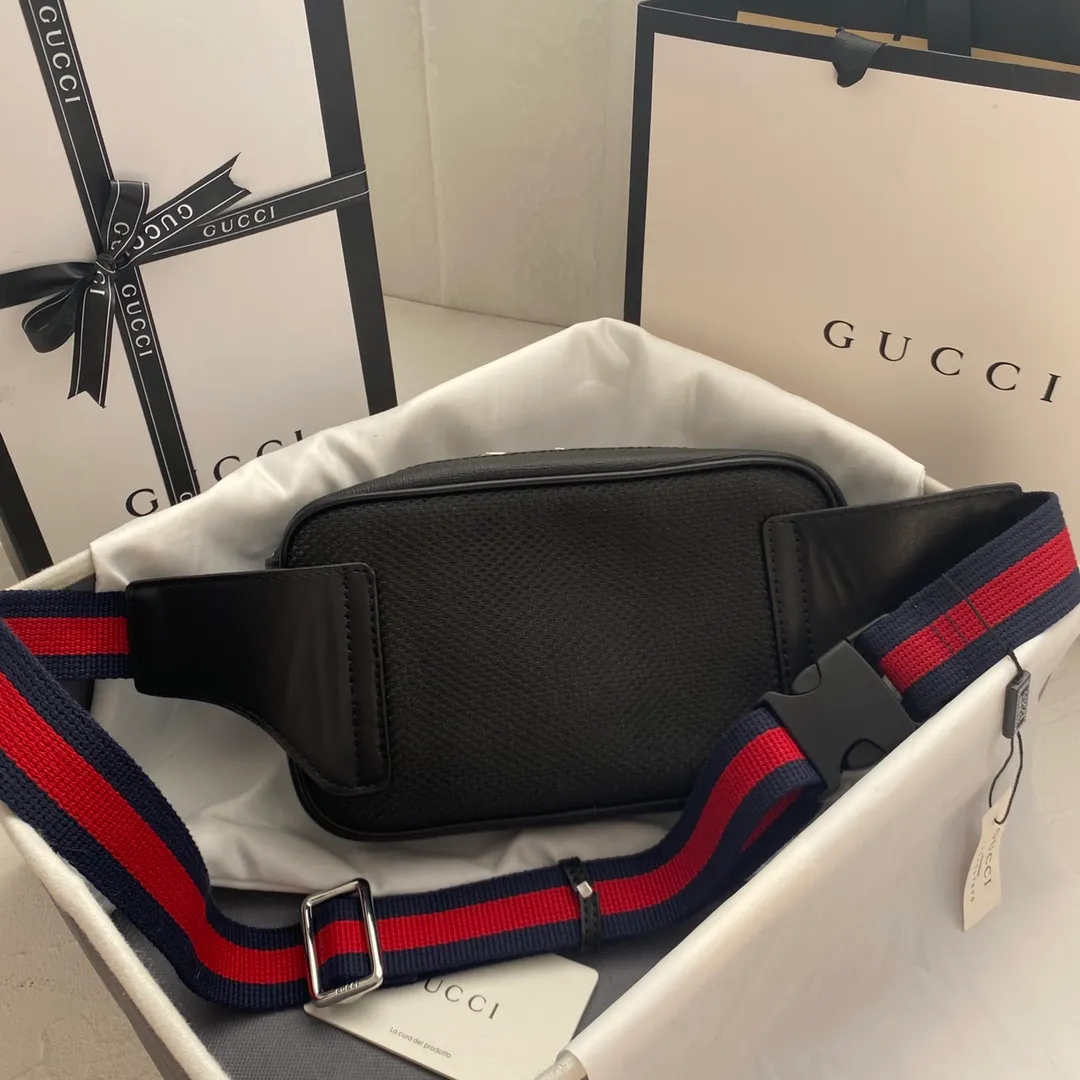 Actual shot #💰220 Style number: 474293 Size: 24*14*5.5 GUCCI men’s waist bag💪Re-engraved with heavy gold pattern👍Imported counter PVC material with first-layer cowhide replica. The leather is super soft🎊Customized counter original hardware👏YKK smooth zipper🏄🏻Perfect craftsmanship
