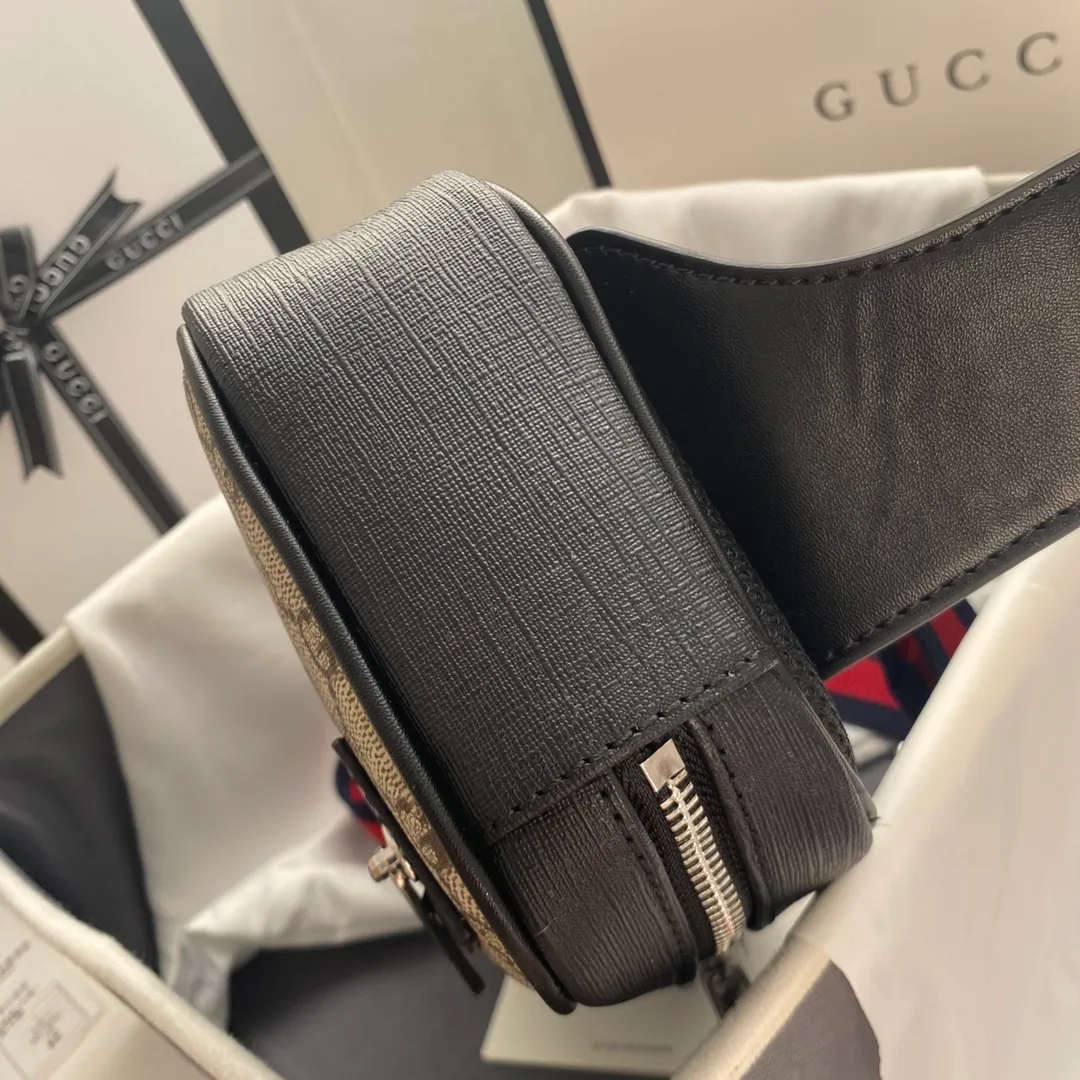 Actual shot #💰220 Style number: 474293 Size: 24*14*5.5 GUCCI men’s waist bag💪Re-engraved with heavy gold pattern👍Imported counter PVC material with first-layer cowhide replica. The leather is super soft🎊Customized counter original hardware👏YKK smooth zipper🏄🏻Perfect craftsmanship