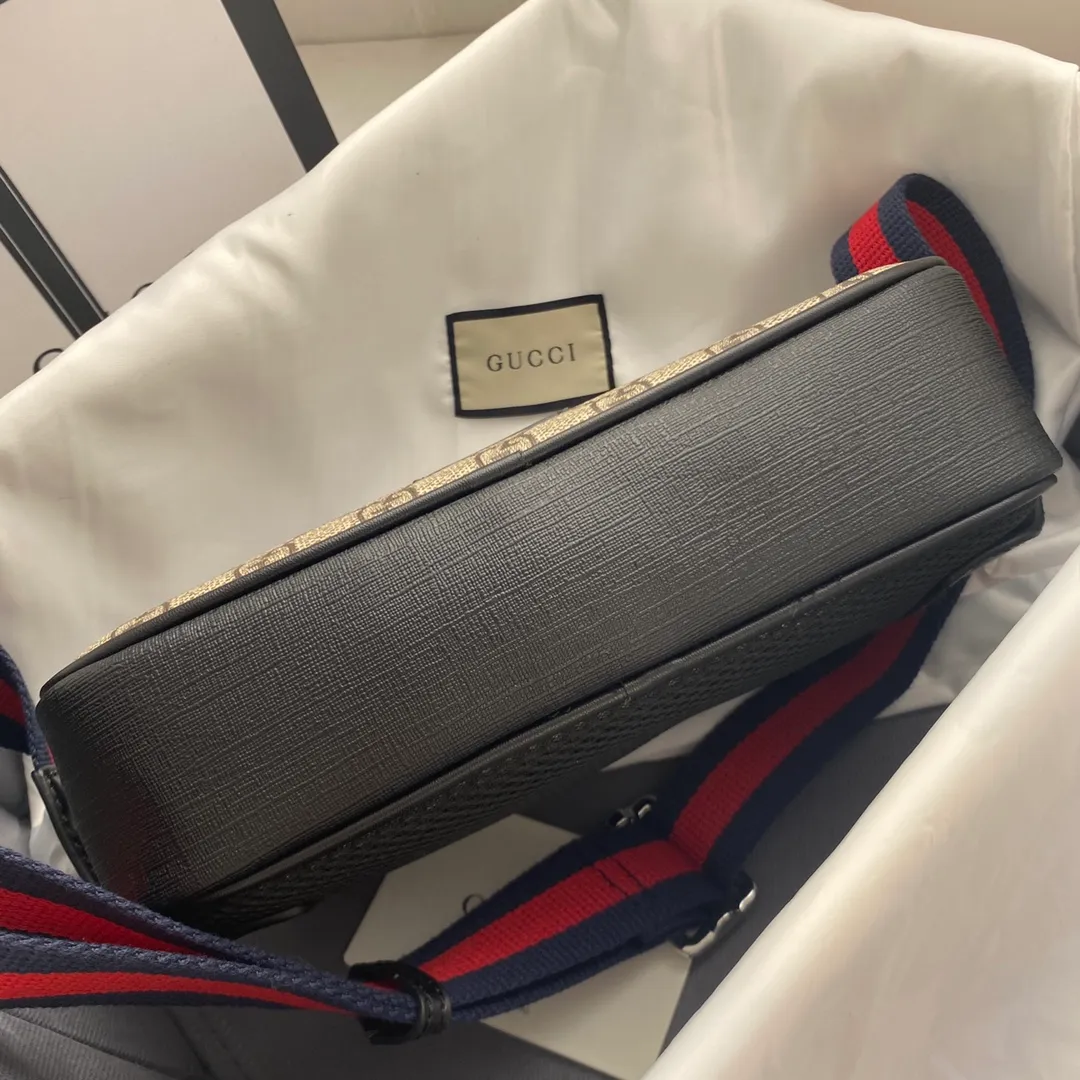 Actual shot #💰220 Style number: 474293 Size: 24*14*5.5 GUCCI men’s waist bag💪Re-engraved with heavy gold pattern👍Imported counter PVC material with first-layer cowhide replica. The leather is super soft🎊Customized counter original hardware👏YKK smooth zipper🏄🏻Perfect craftsmanship