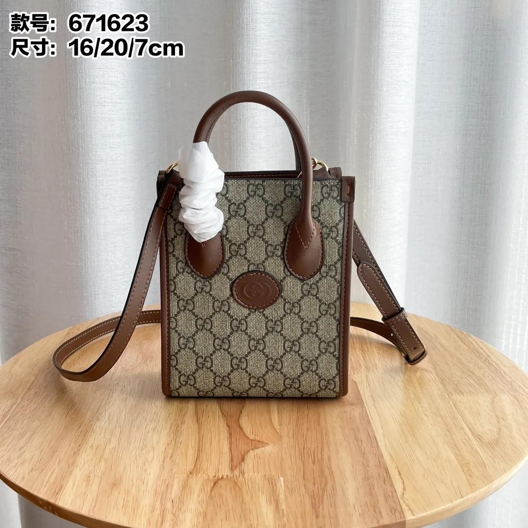 Actual shot #💰220 Model: 671623 Size: 16×20×7cm 𝙂𝙪𝙘𝙘𝙞 𝙍𝙚𝙩𝙧𝙤 Mini Tote Bag Shoulder Strap 🉑️ Adjustment Since the advent of Retro mini tote, the interlocking double G-straight has been one of the iconic elements of the brand. Familiar brand symbols combined with leather details make this tote a centerpiece. The classic double G letter intertwined canvas material makes the entire design exude strong brand connotation.