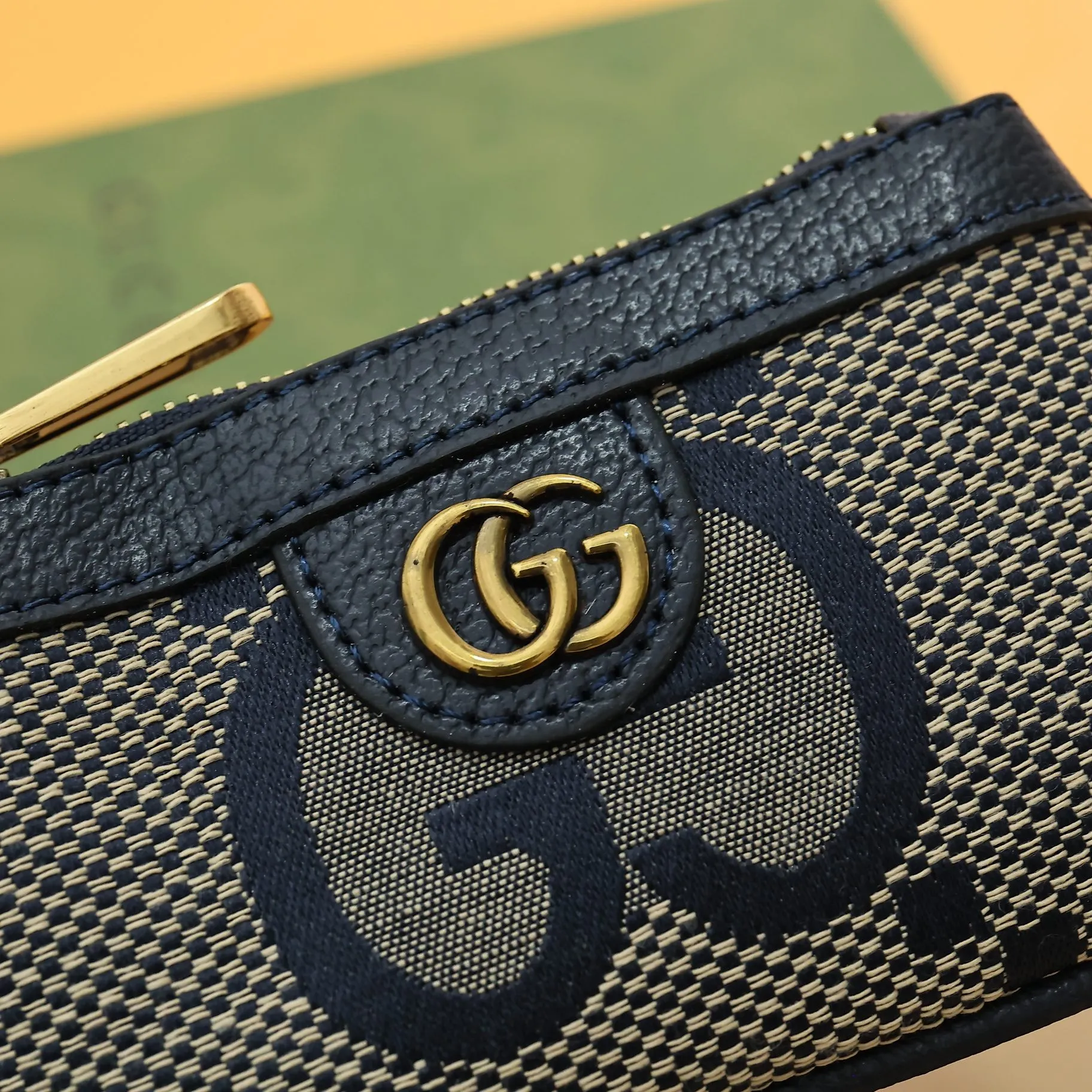 ￥140 GUCCI’s new small coin purse ~ lipstick bag🧃🧃 is made of imported calfskin with embroidered wavy pattern, 🧃🧃 matched with exquisite original factory bronze double G hardware 🧃🧃, flexible and unique hook buckle, small and exquisite, great effect, model: 671722, size: 12.5x7x1.5cm Color: blue cloth/sapphire blue U