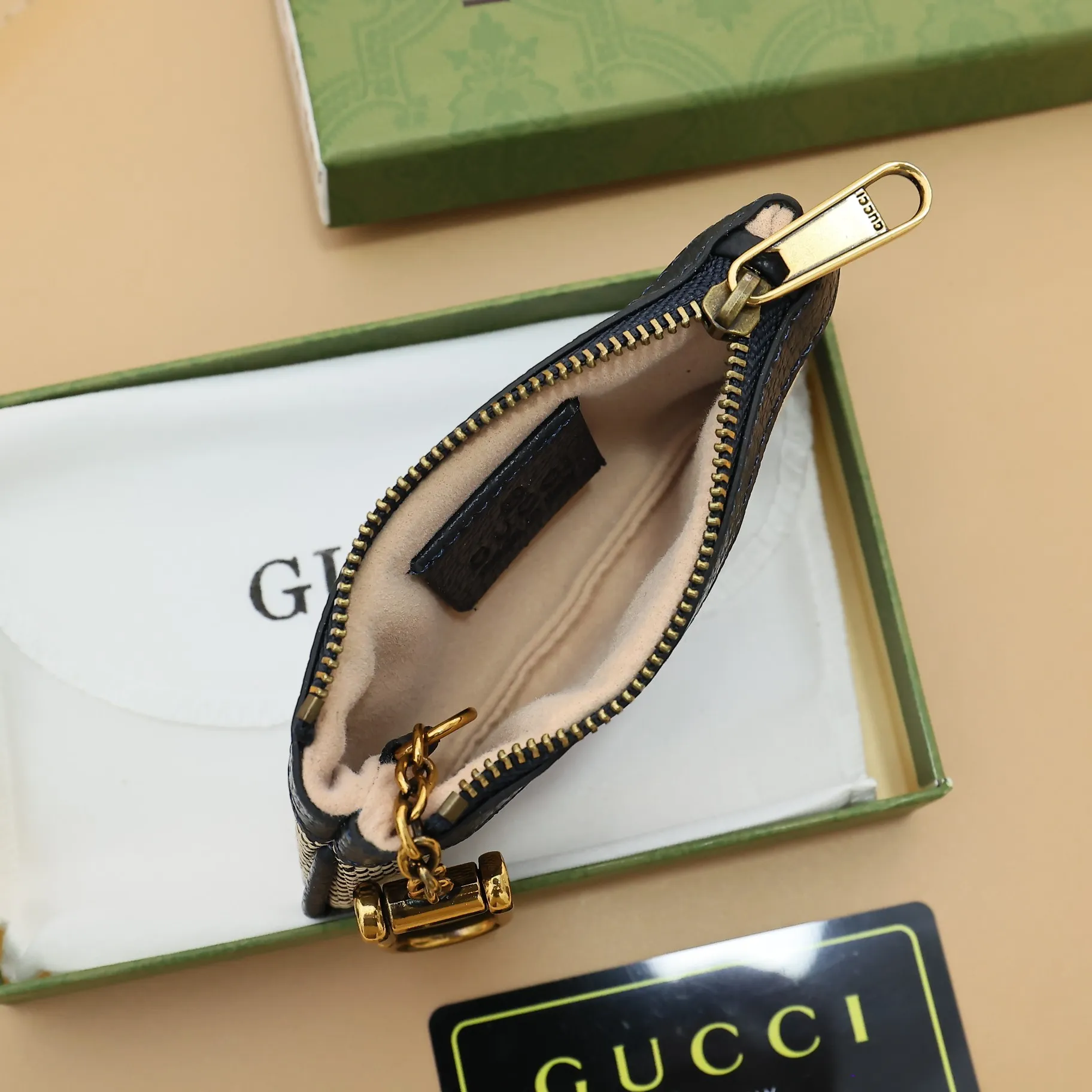 ￥140 GUCCI’s new small coin purse ~ lipstick bag🧃🧃 is made of imported calfskin with embroidered wavy pattern, 🧃🧃 matched with exquisite original factory bronze double G hardware 🧃🧃, flexible and unique hook buckle, small and exquisite, great effect, model: 671722, size: 12.5x7x1.5cm Color: blue cloth/sapphire blue U