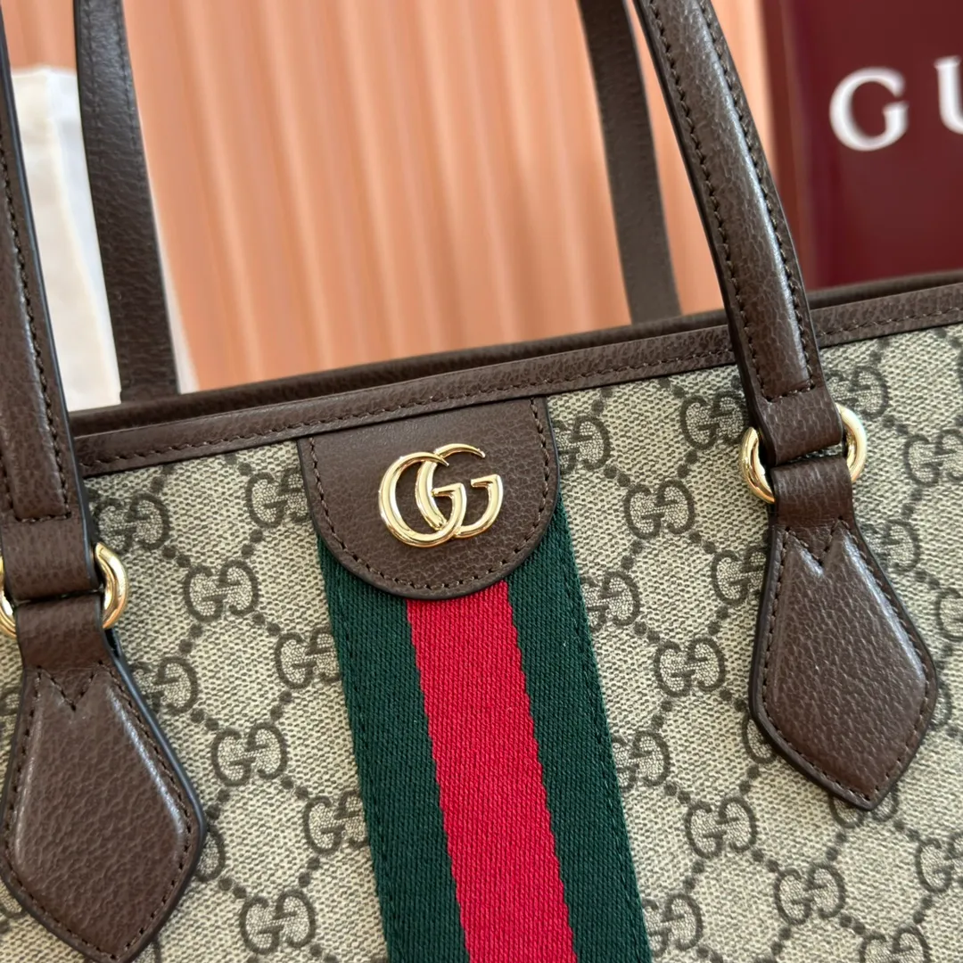 p980. 💋💋💋"With full set of original counter packaging" [New Product] The Ophidia series dazzlingly presents novel silhouettes and functions. It is ingeniously interpreted in iconic beige and brown colors to create a new bag item with soft texture. Beige and dark brown GG canvas Brown leather piping Light gold tone hardware Green cotton lining Interior: one open pocket and one zipped pocket Model number: 836831. Dimensions: 25.5cm (width) x 23cm (height) x 15.5cm (depth) Color: Brown/PVC. Made in Italy